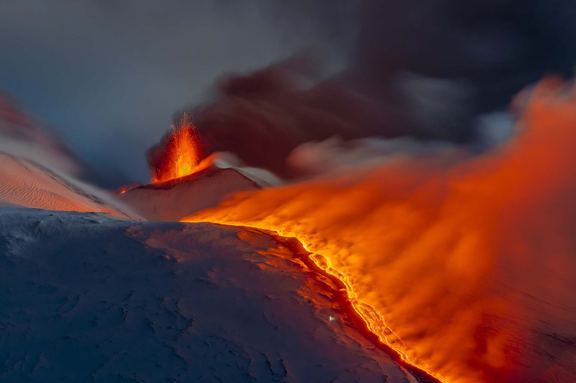 0A1A4947-Etna, eruzione dalla Bocca Nuova dei crateri sommitali con colata lavica nel versante ovest
