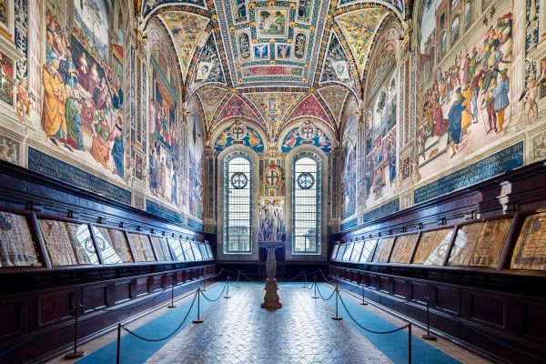 La Libreria Piccolomini affrescata dal Pinturicchio nel Duomo di Siena.