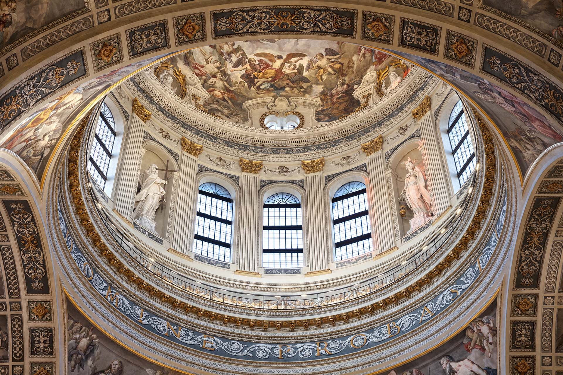 La balconata percorribile dai visitatori alla base del tamburo che sorregge la cupola della Basilica di Sant' Andrea.