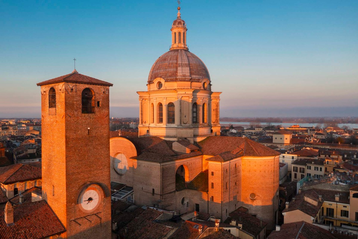 La Basilica di Sant'Andrea con la Torre del Podestà a Mantova