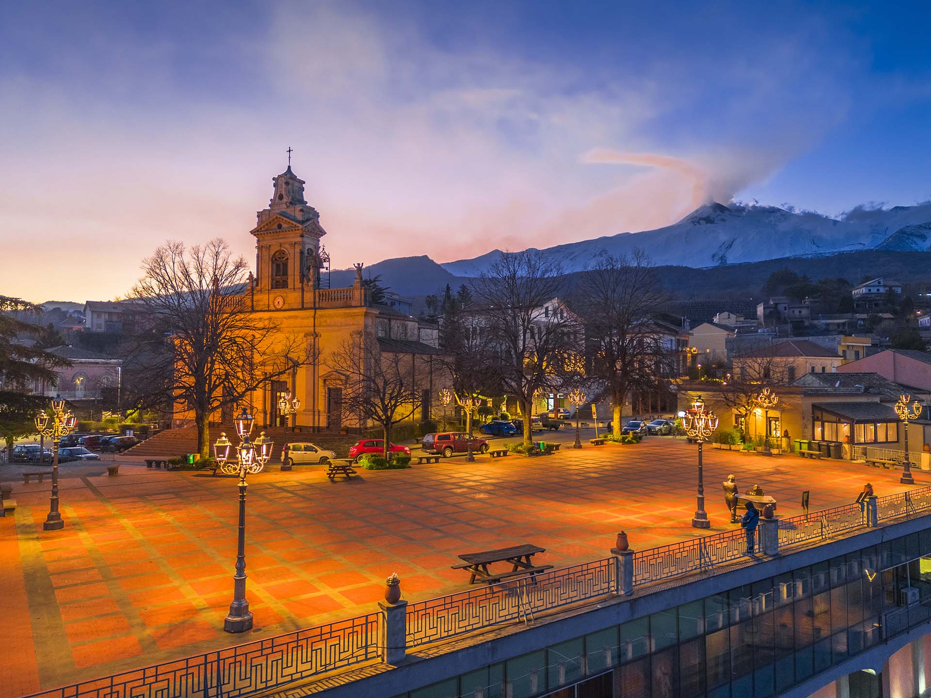Etna, la piazza e la chiesa Madre del borgo montano di Milo