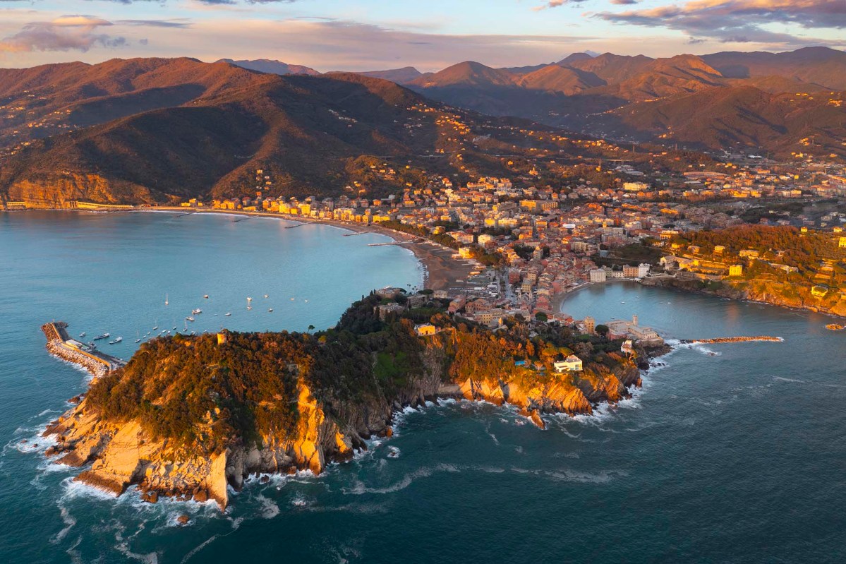 La costa con Sestri Levante nella riviera di levante in liguria.