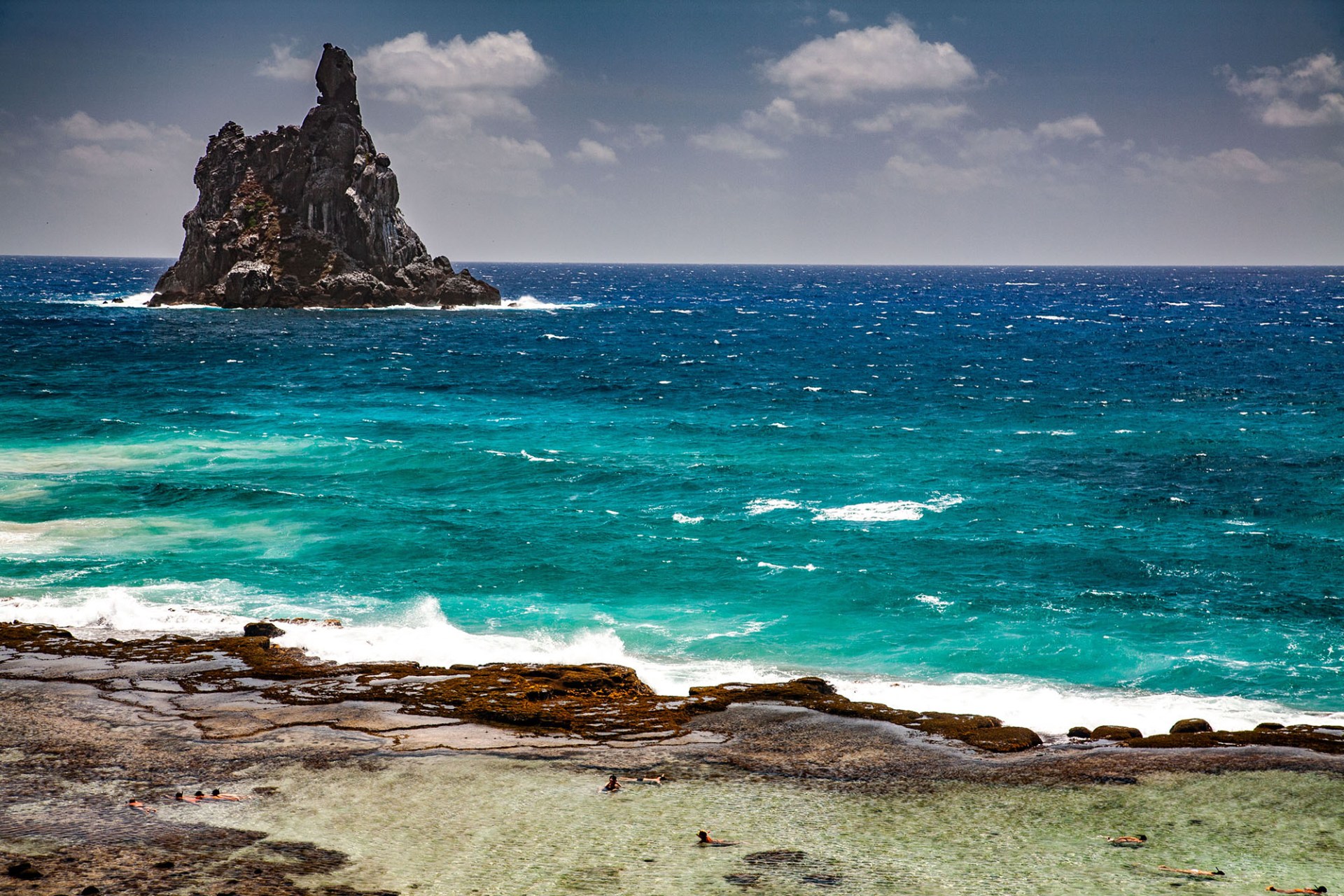 Fernando de Noronha
People snorkeling at Praia da Atalaia inside natural swimming pools - © ANTONINO BARTUCCIO 2025