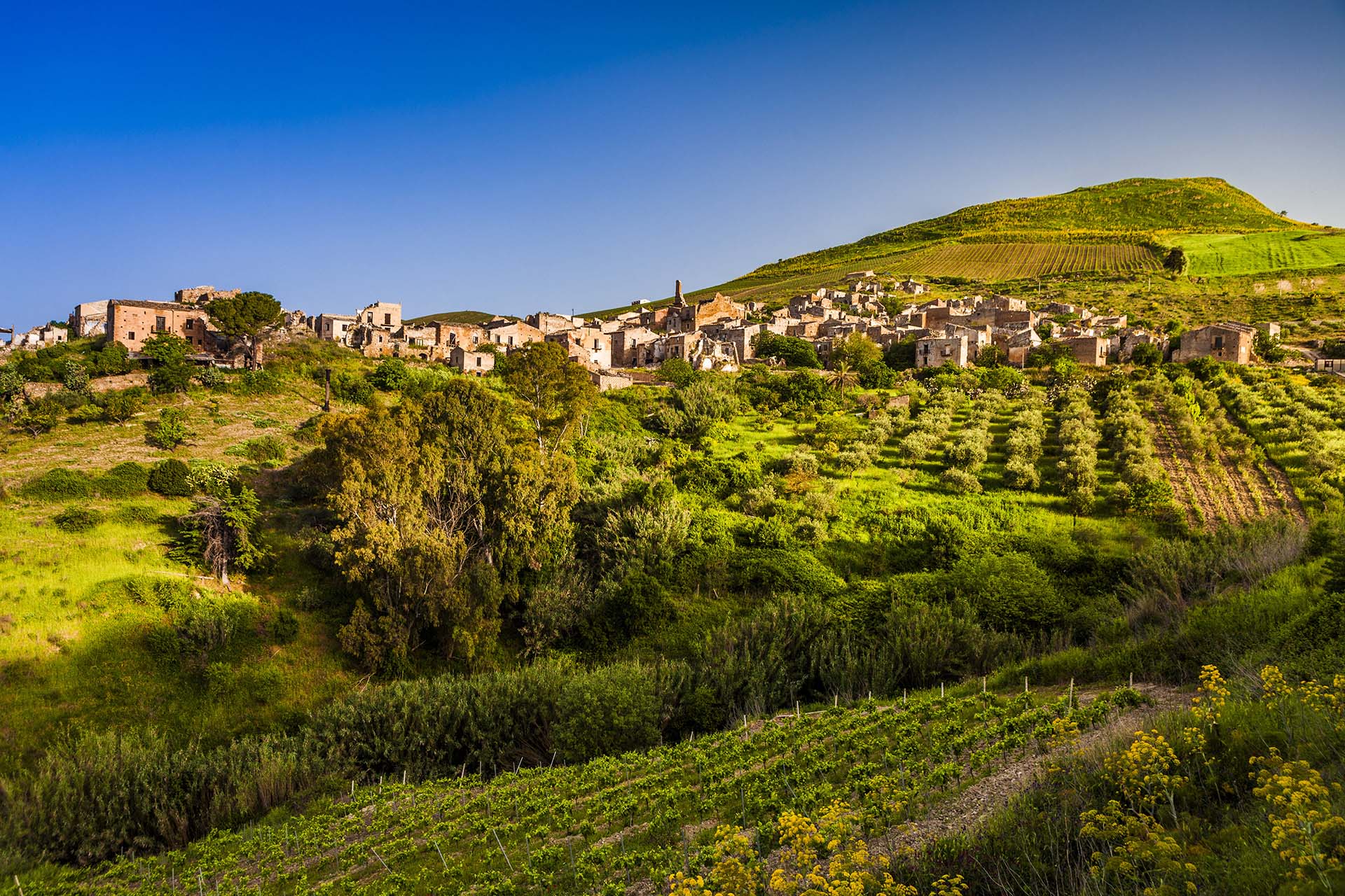Trapani, ruderi del paesino di Poggioreale nella Valle del Belice