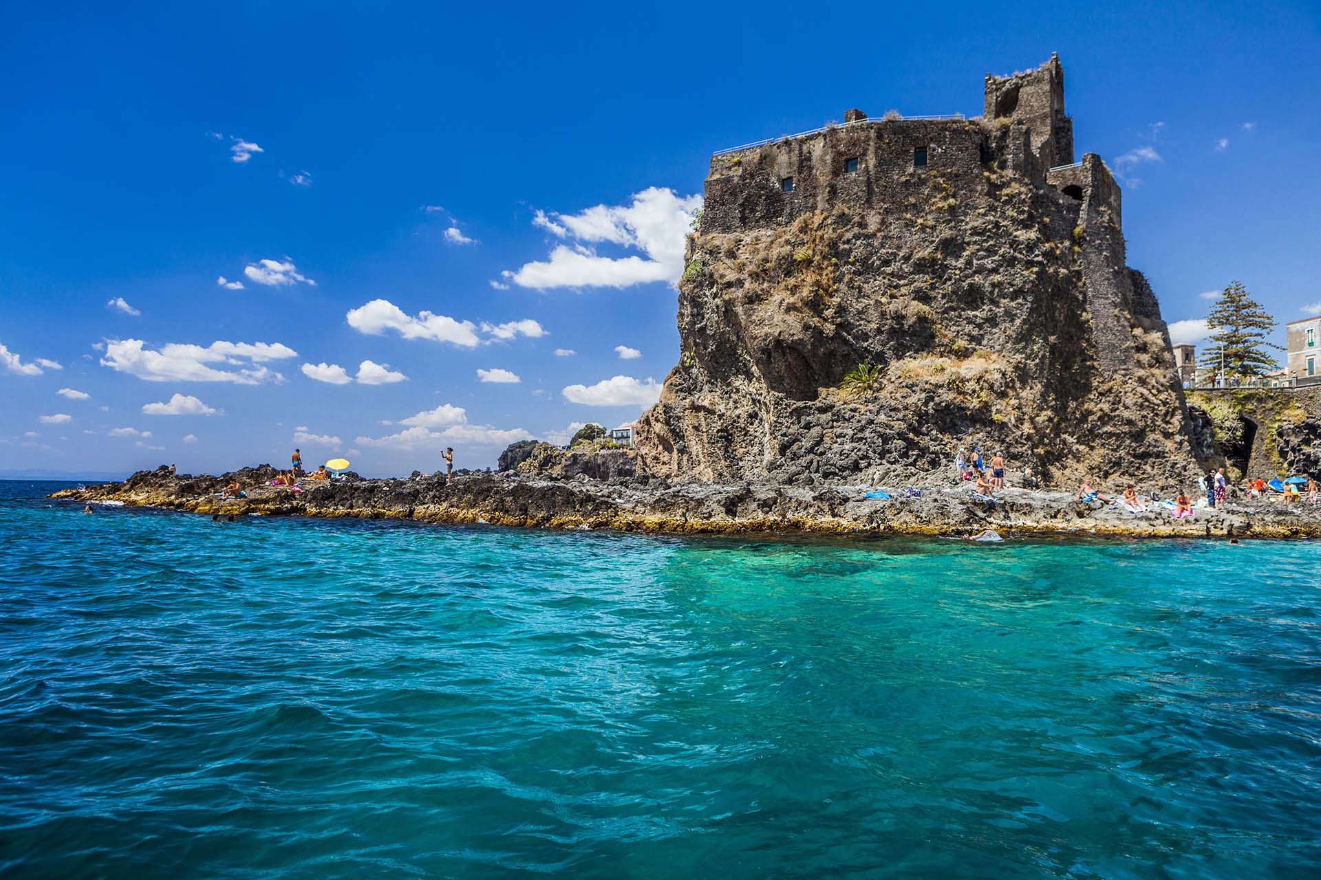 Etna, Riviera dei Ciclopi - Castel d'Aci costruito su una rupe di roccia lavica nel borgo marinaro di Aci Castello visto dal mare