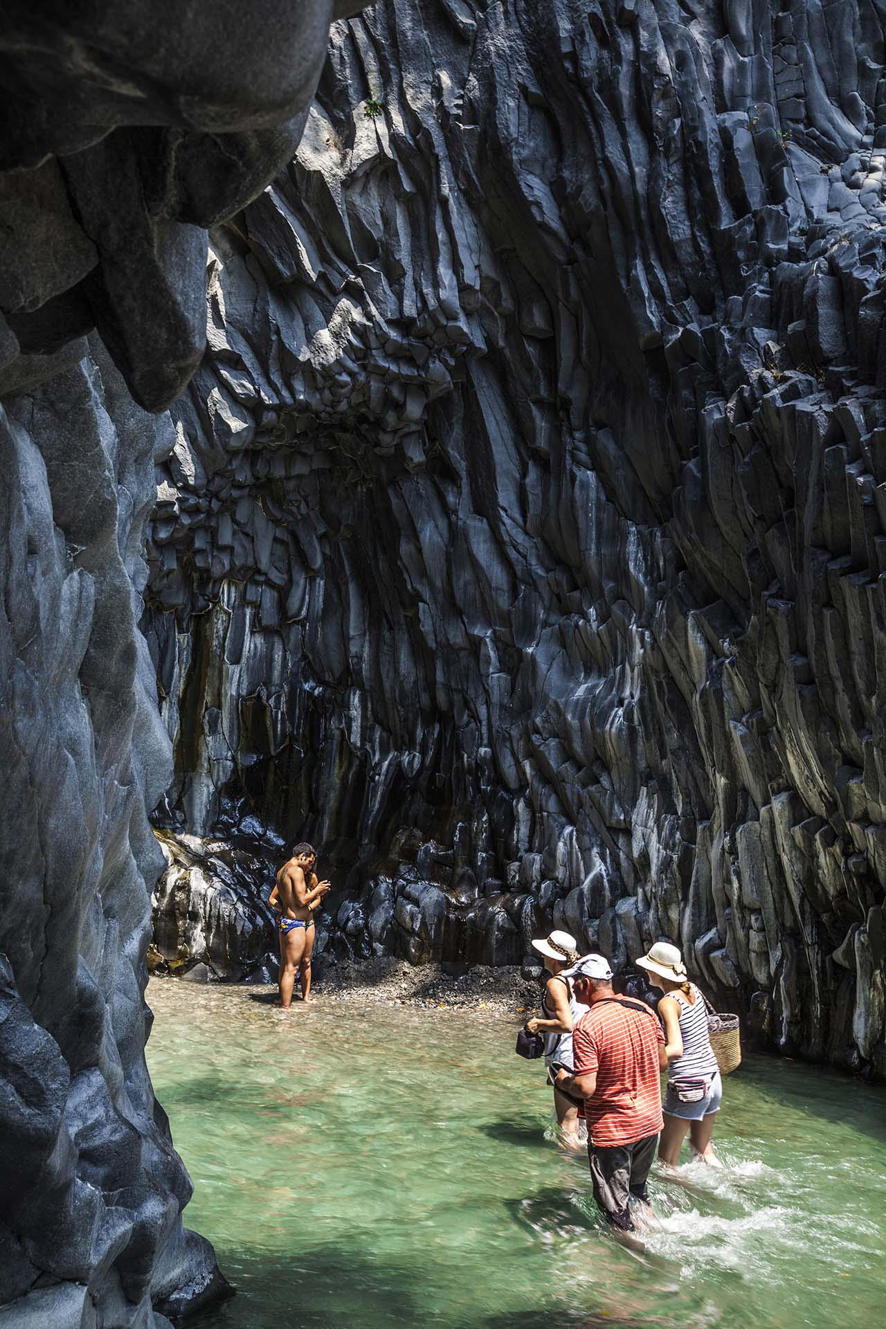 MG_8603-Etna, turisti tra i Basalti Colonnari delle Gole dell’Alcantara