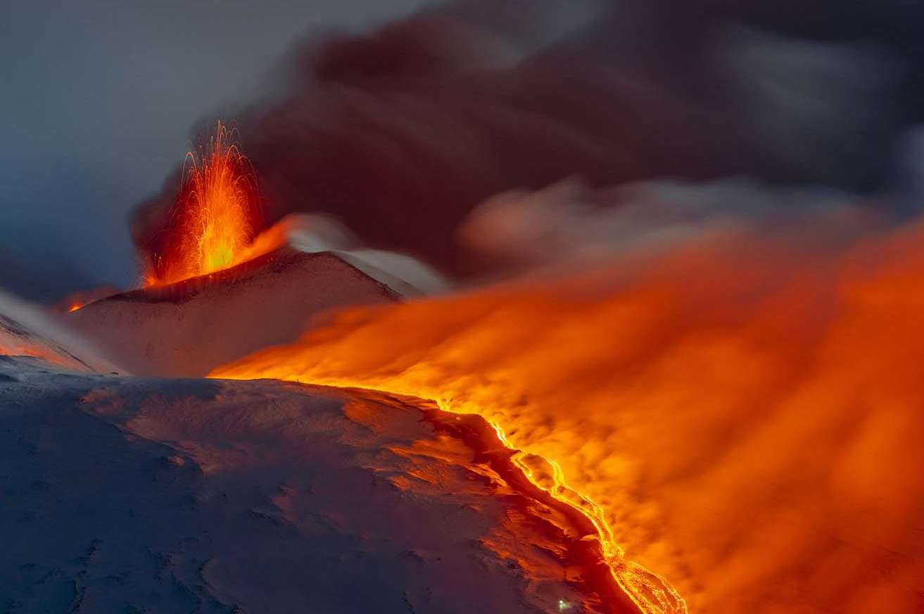 Etna, eruzione dalla Bocca Nuova dei crateri sommitali con colata lavica nel versante ovest