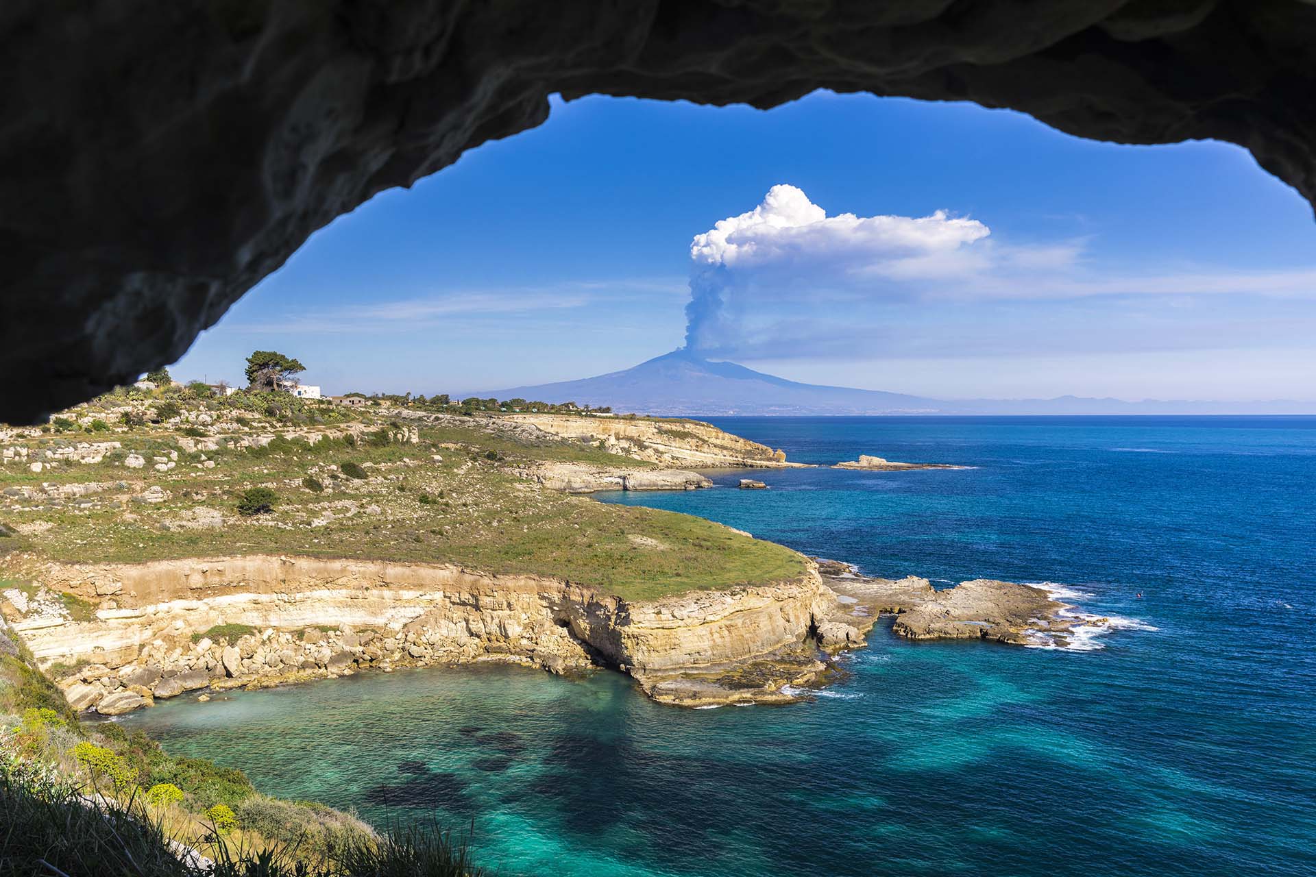 0A1A1110-Etna in eruzione vista dalla costa di Augusta