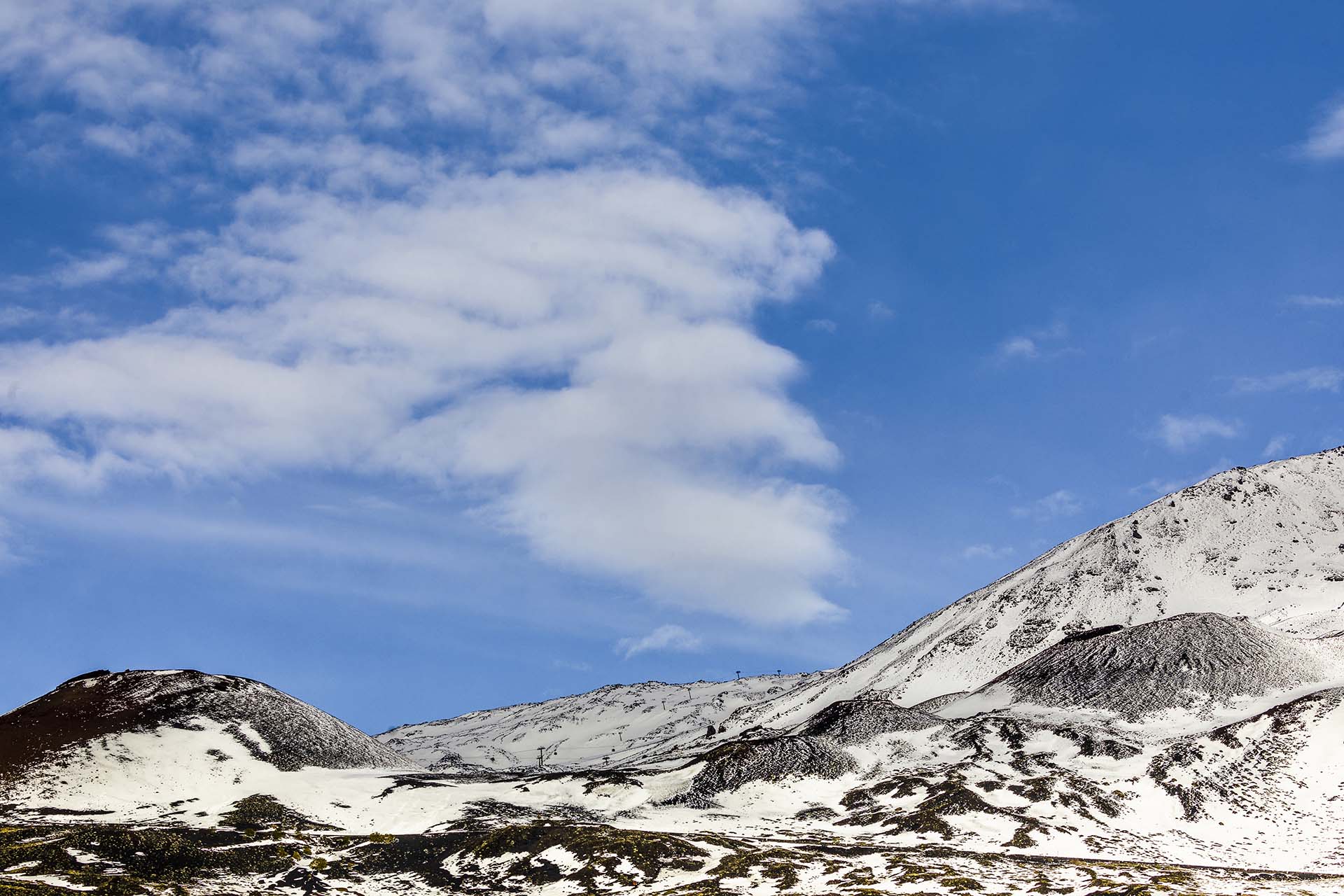 Etna, i crateri del Rifugio Sapienza Silvestri e Calcarazzi spruzzati di neve