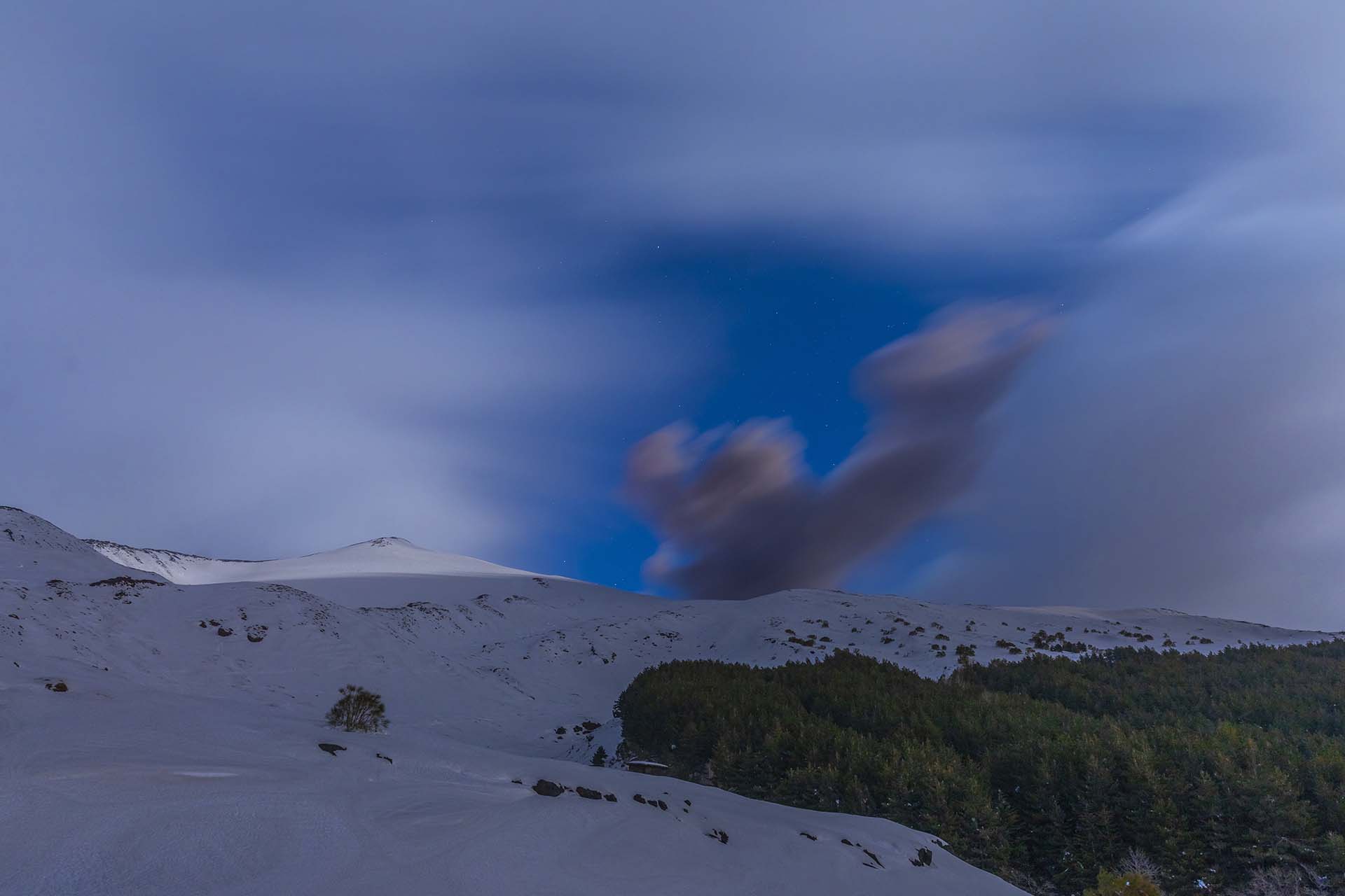Etna, fumo tra le nuvole e la neve