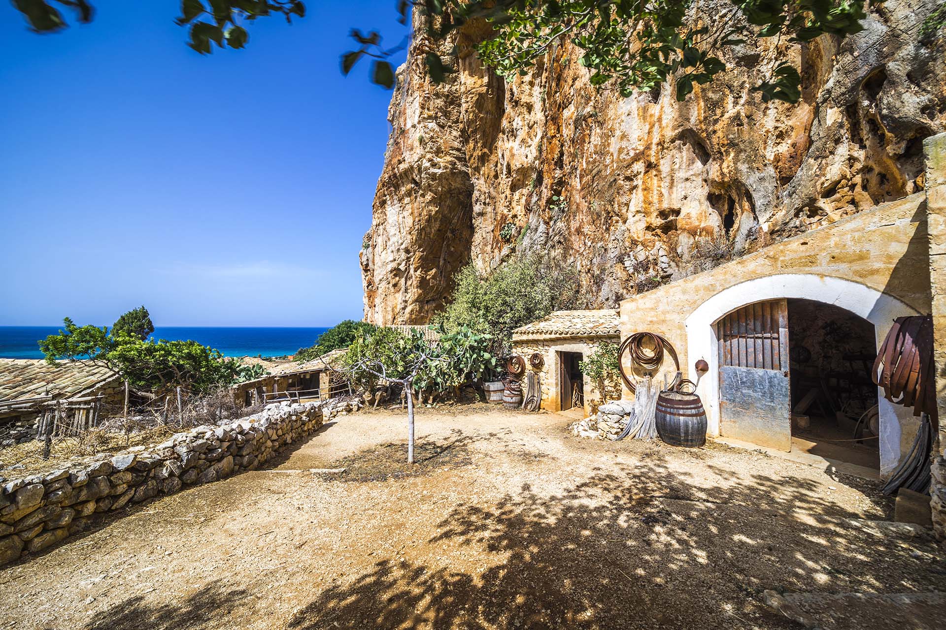 Trapani, Riserva di Monte Cofano, il borgo della grotta di Mangiapane