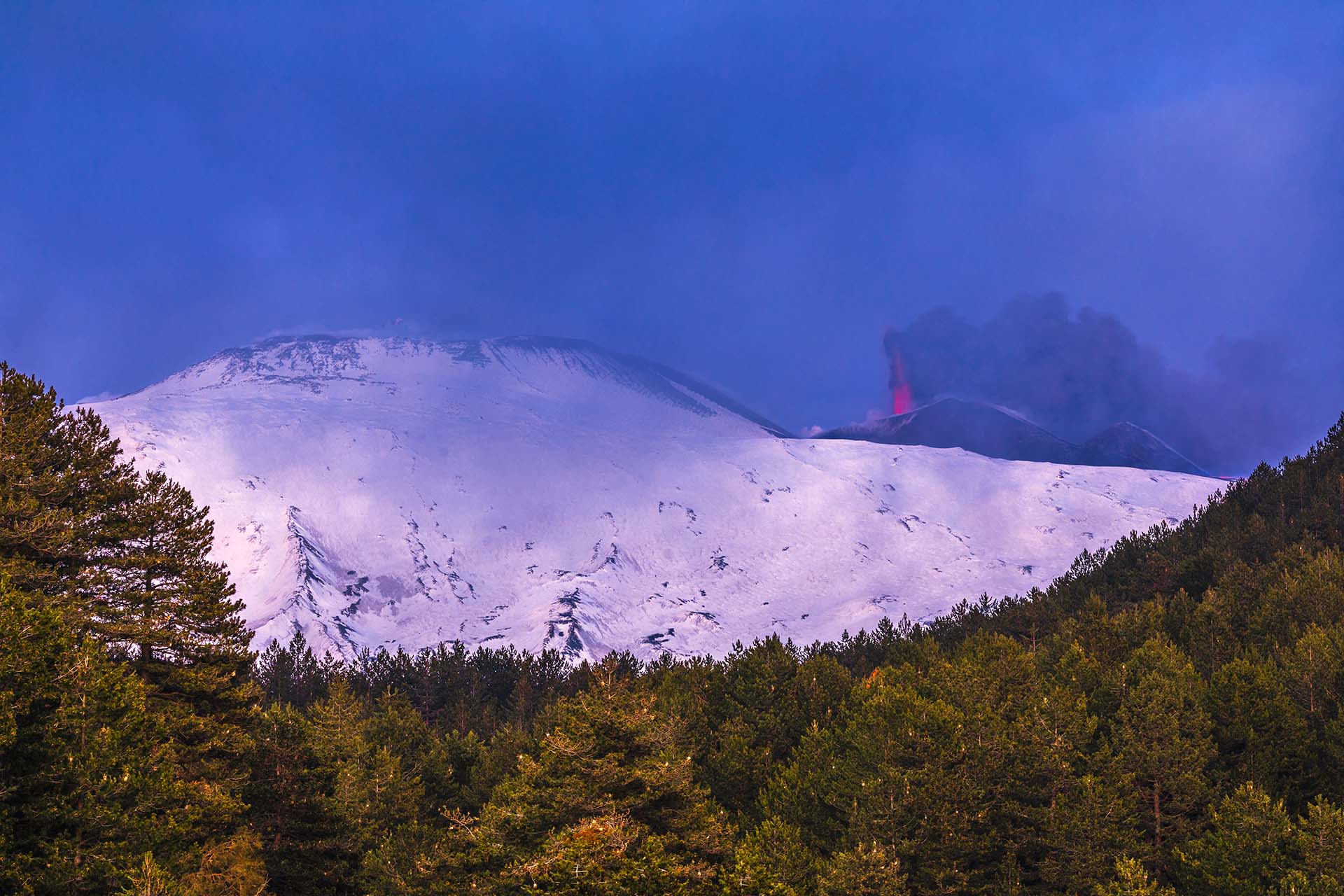 Etna, crateri sommitali, eruzione dalla Bocca Nuova vista da Monte Forno
