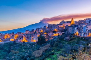 0A1A5046-HDR-Enna, il borgo di Centuripe si affaccia sul monte Etna in eruzione
