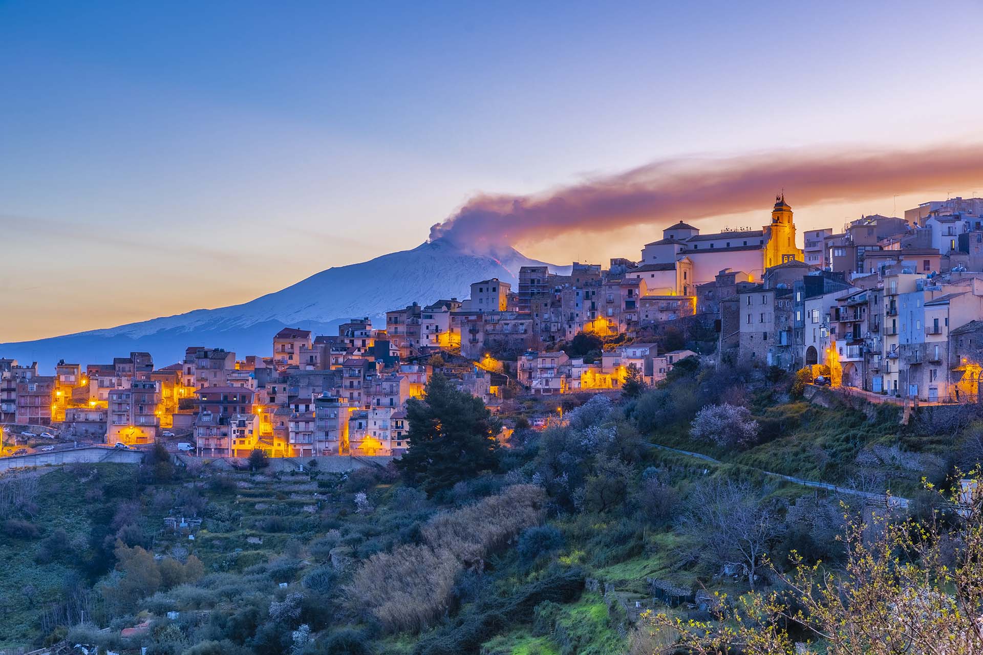0A1A5046-HDR-Enna, il borgo di Centuripe si affaccia sul monte Etna in eruzione