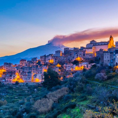 Enna, il borgo di Centuripe si affaccia sul monte Etna in eruzione
