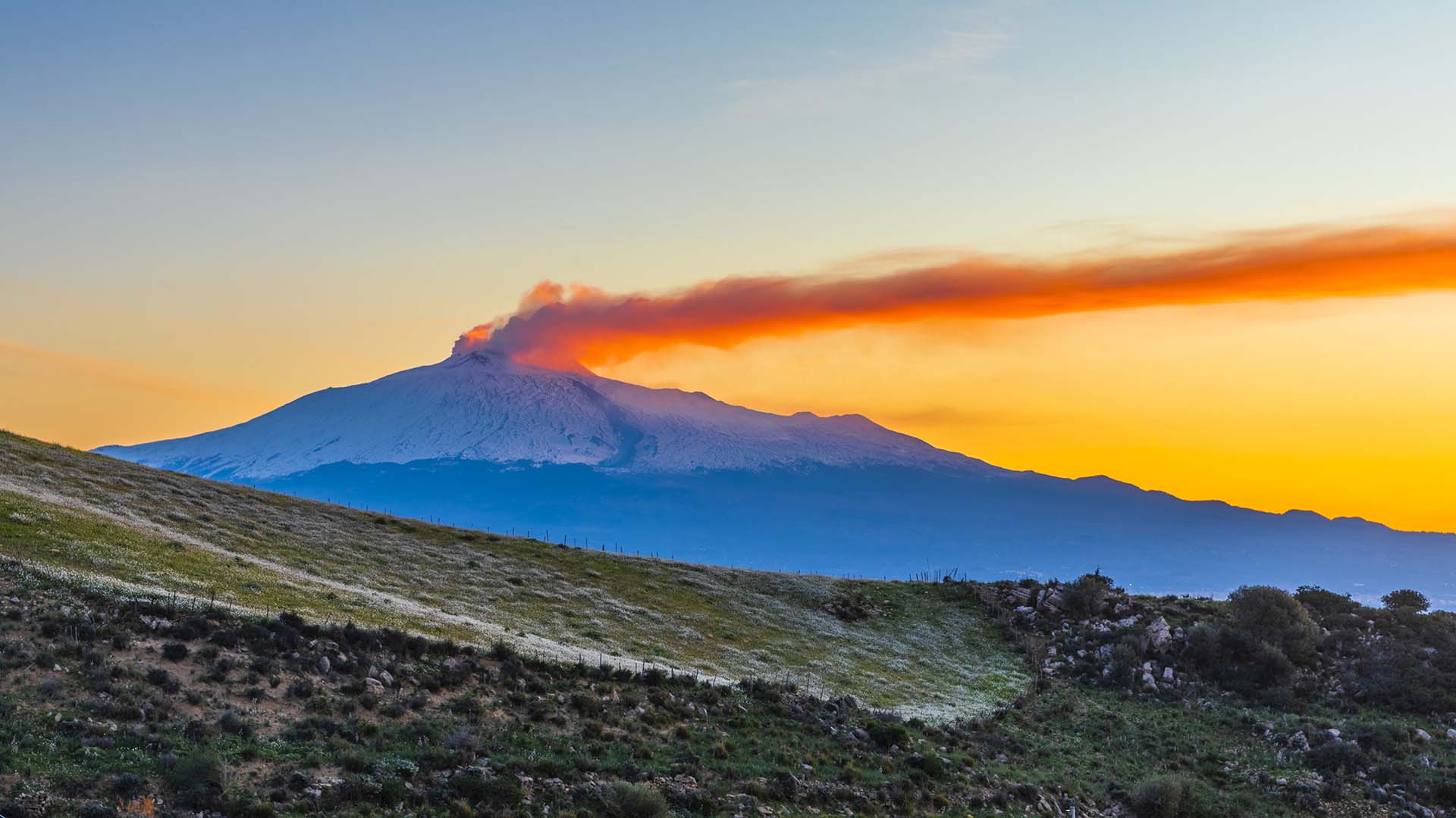 Dai monti dell'Ennese la vista dell'Etna tra una fumata e una colata lavica