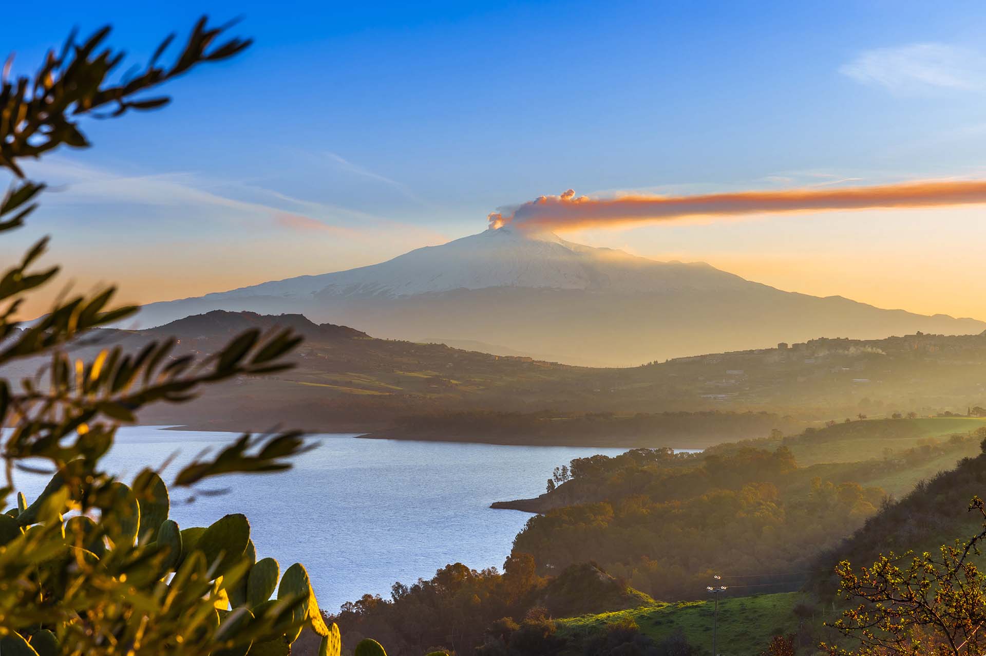 Enna, visione dell'Etna in eruzione dal lago di Pozzillo sotto il borgo di Regalbuto