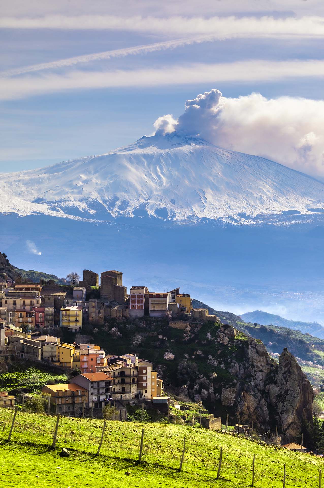 Monti Nebrodi, il borgo di Cesarò e vista dell'Etna in eruzione