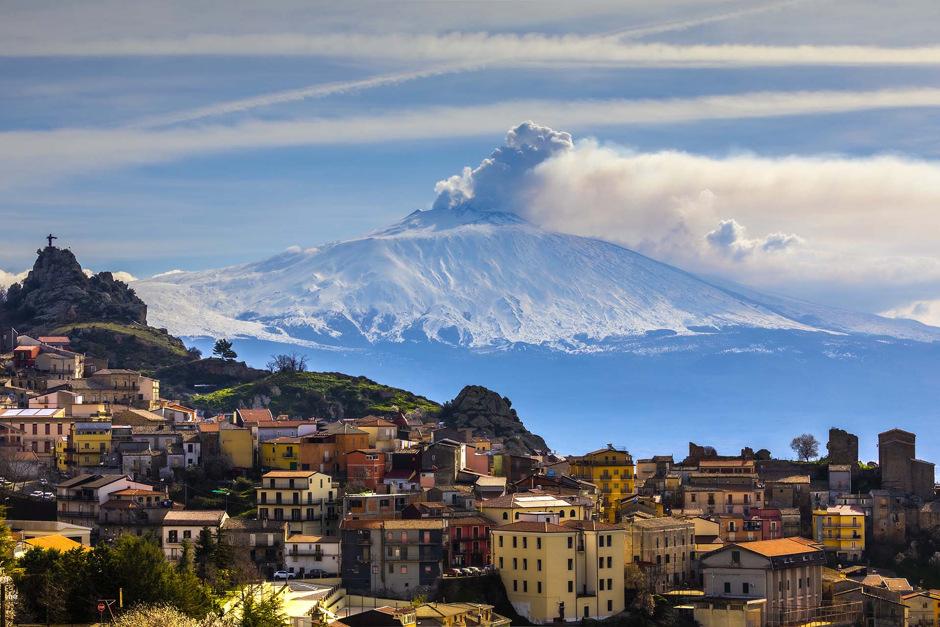 Monti Nebrodi, il borgo di Cesarò con vista dell'Etna in eruzione