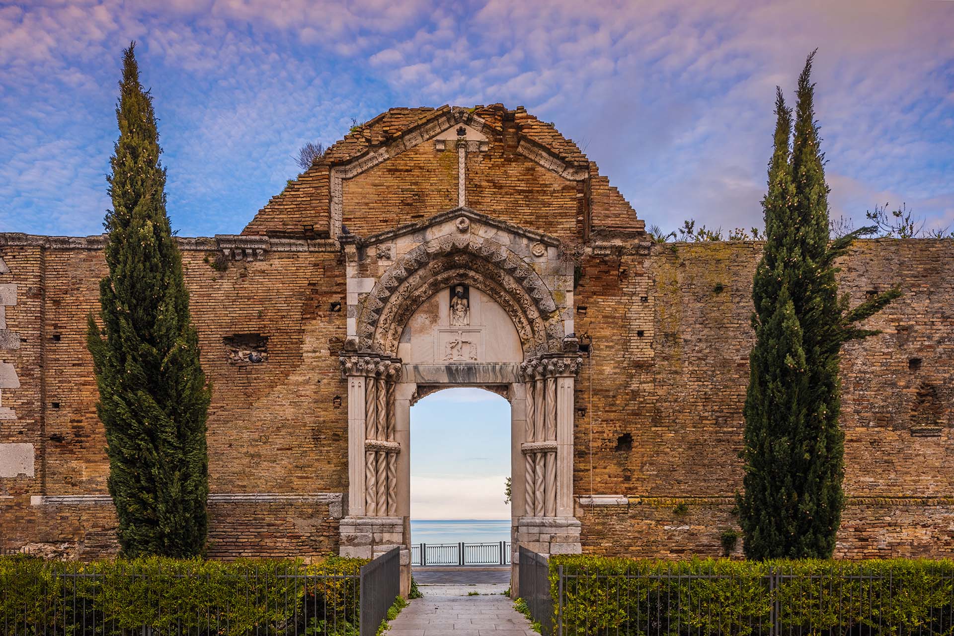 Abruzzo, Resti della chiesa di San Pietro a Vasto, un belvedere sul mare