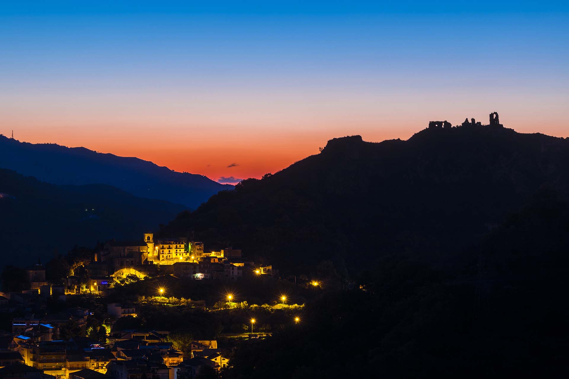 Valle dell'Alcantara, il borgo di Francavilla di Sicialia e i ruderi del Castello