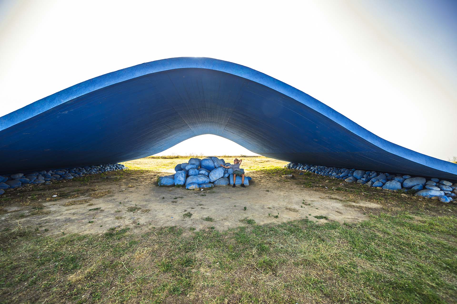 Fiumara d'Arte, un onda blu che collega la montagna al mare, Energia Mediterranea l'opera d'arte di Antonio di Palma