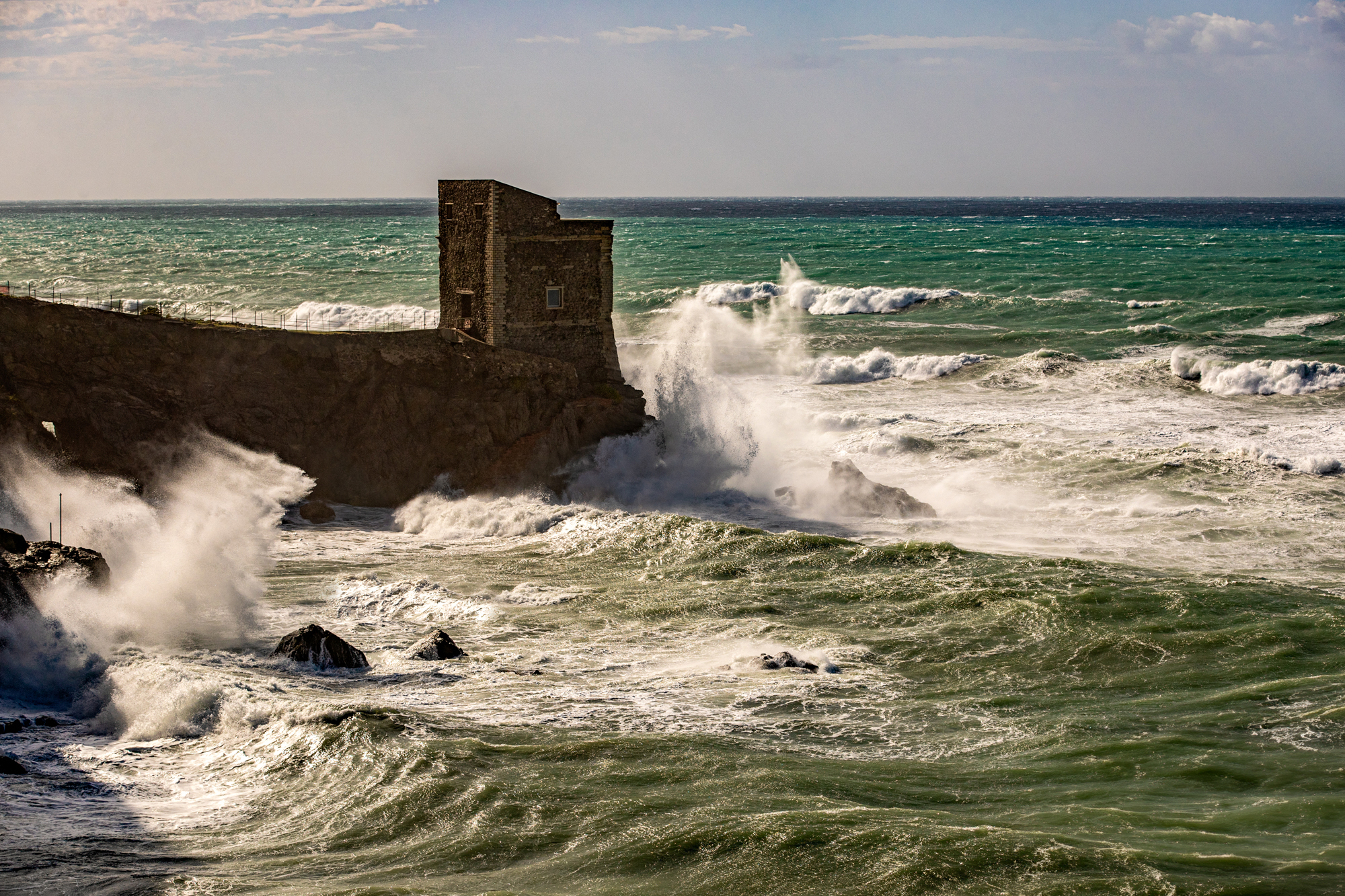 Onde del mare che si infrangono contro la Torre delle Ciavole