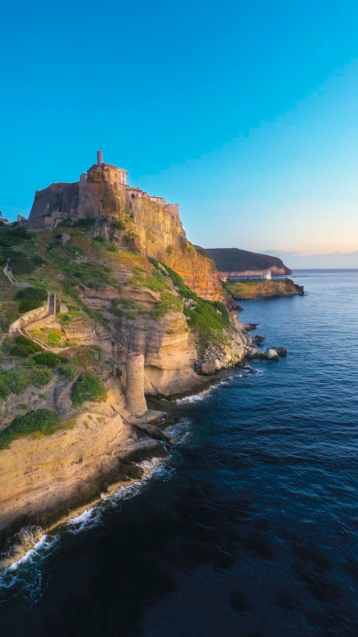 La costa con il Forte San Giorgio e la Torretta al Bagno.