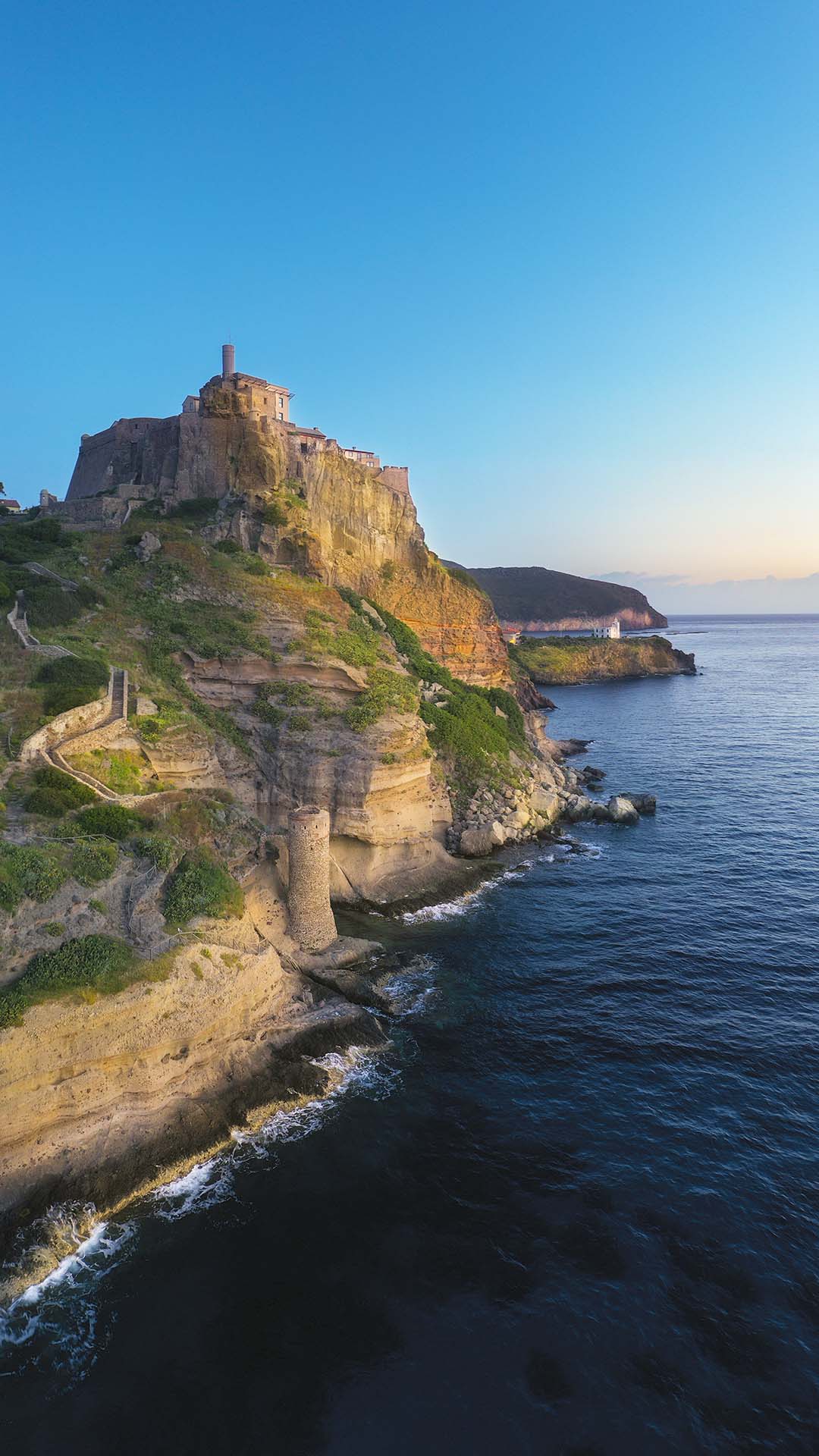 La costa con il Forte San Giorgio e la Torretta al Bagno.