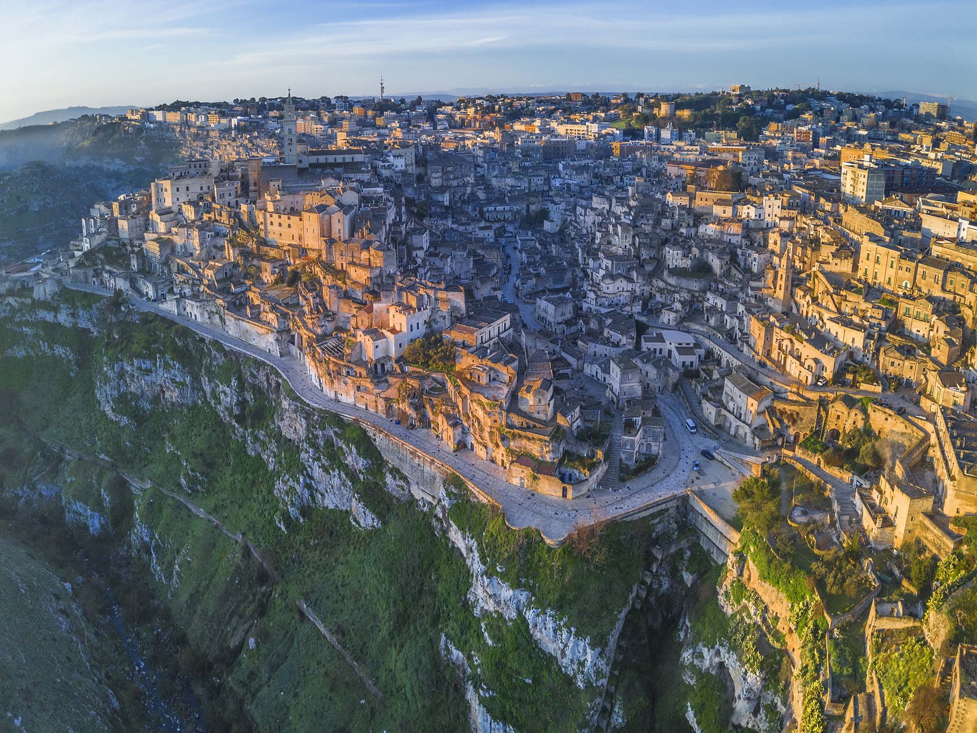 Basilicata, il borgo dei Sassi di Matera si colora con le prime luci del giorno