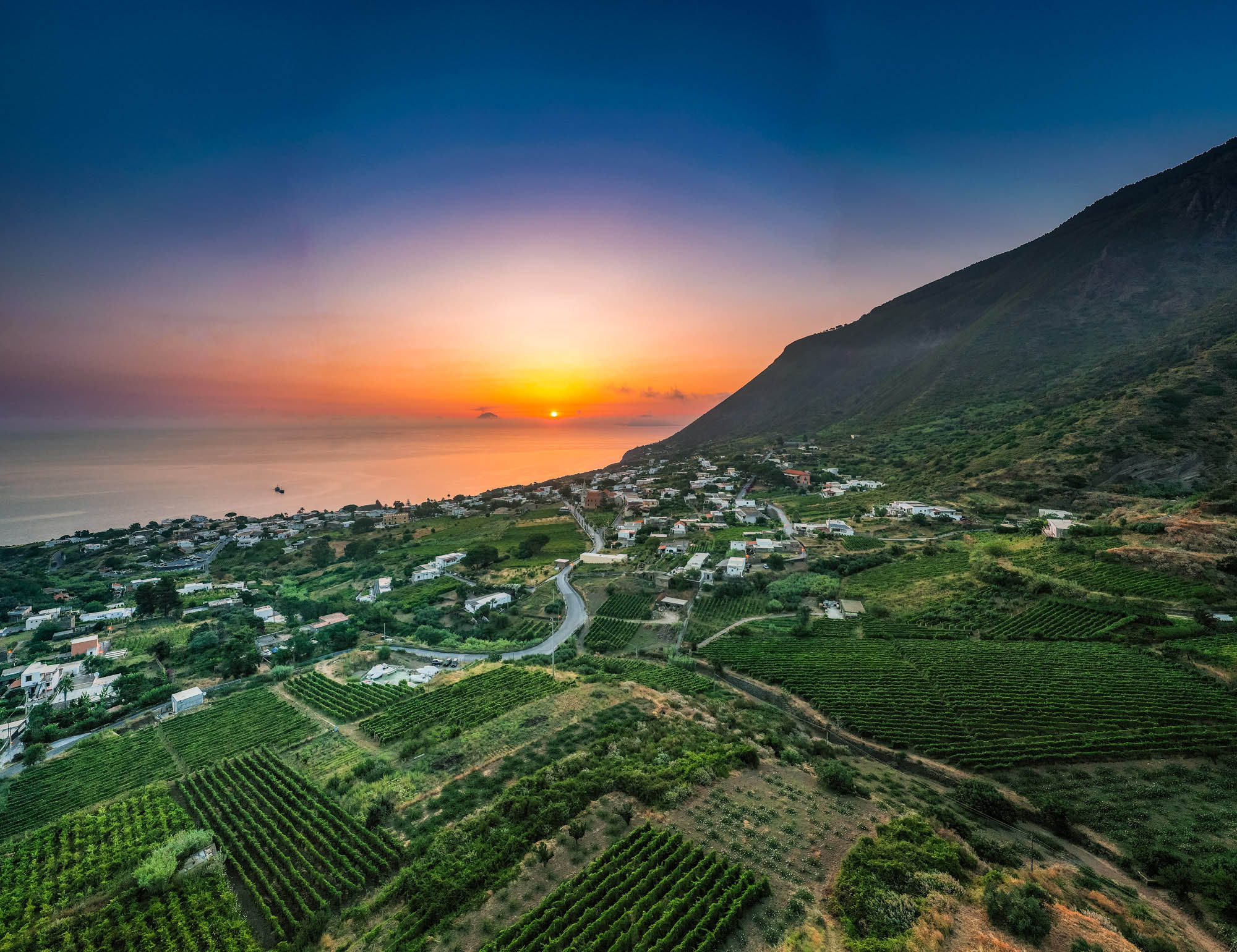 Alba con i vigneti di Malfa, Isola di Salina