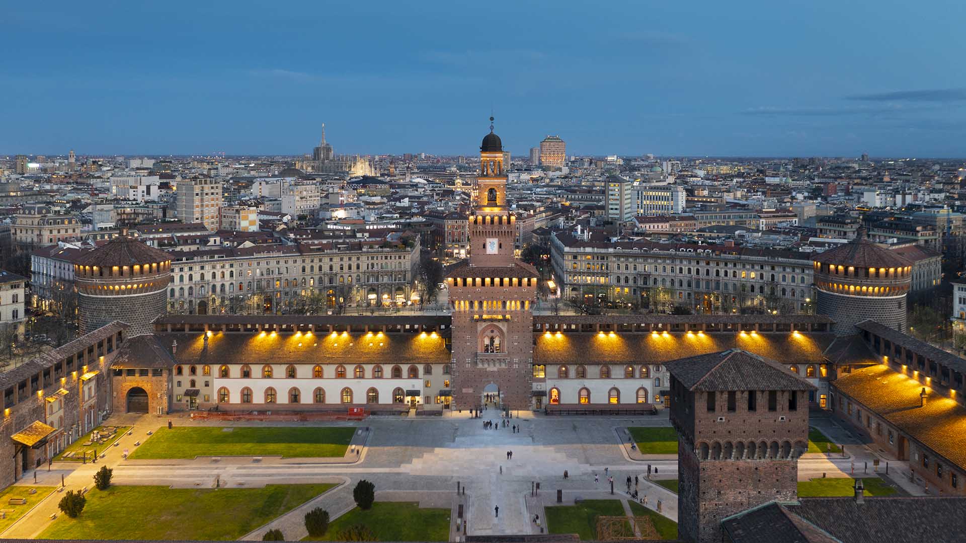 La Torre del Filarete al centro delle mura del Castello Sforzesco nel centro di Milano.