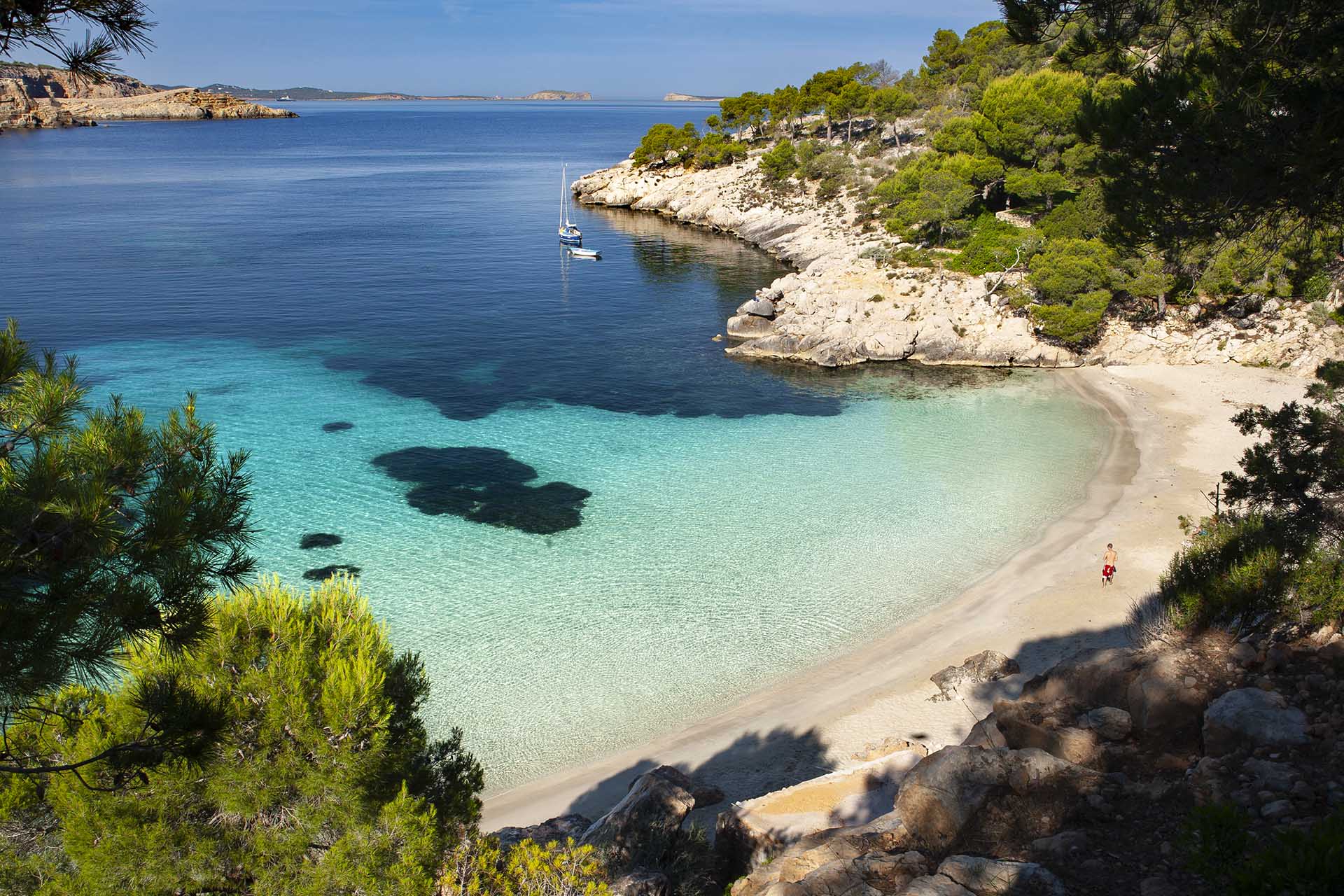 la spiaggia di Cala Salada nell'isola di Ibiza.