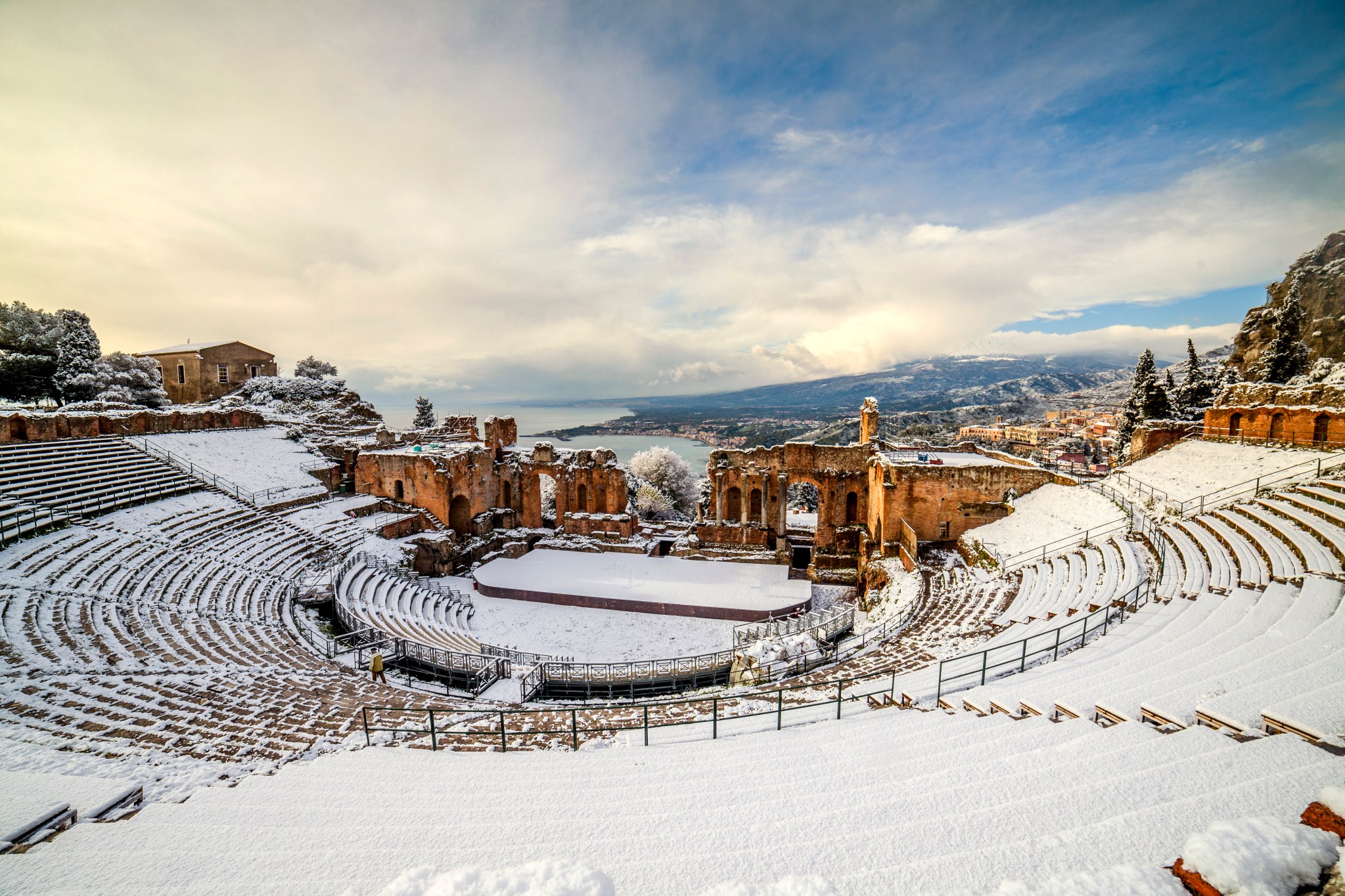 Taormina, Teatro Antico vestito di bianco con vista dell'Etna e della costa di Giardini Naxsos