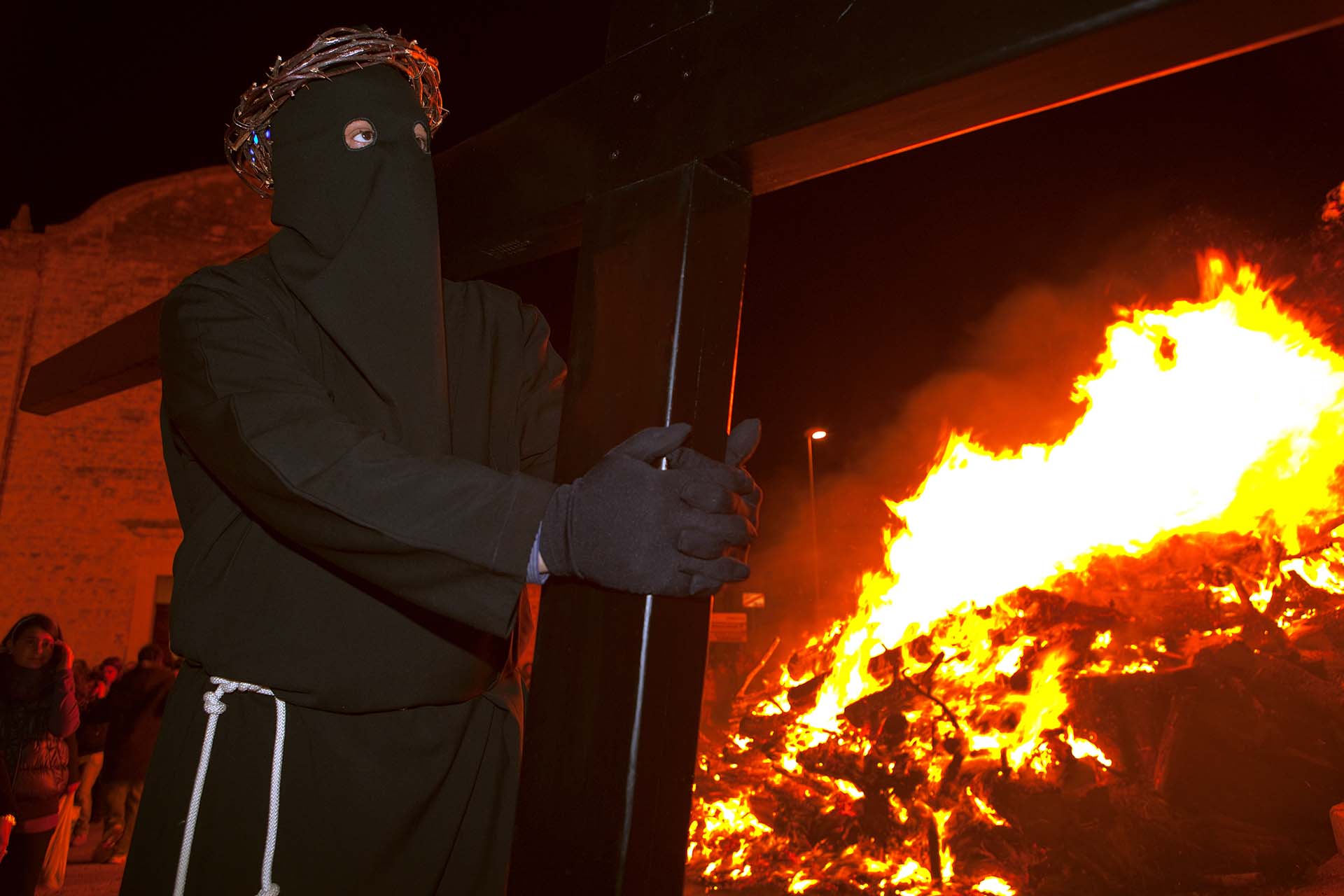 Puglia, settimana Santa, inizio della Processione dei Crociferi il giovedi Santo a Noicattaro davanti al grande fuoco