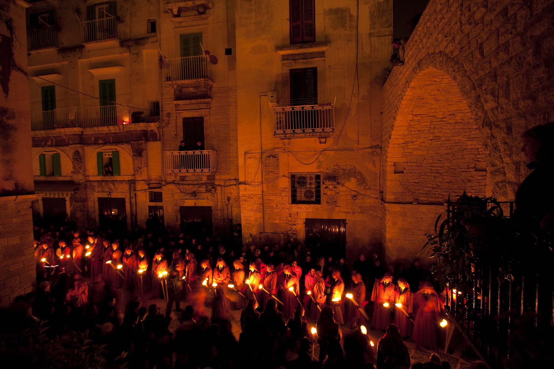 Puglia, settimana Santa, Processione del Venerdi Santo a Molfetta nella porta d'ingresso al centro storico