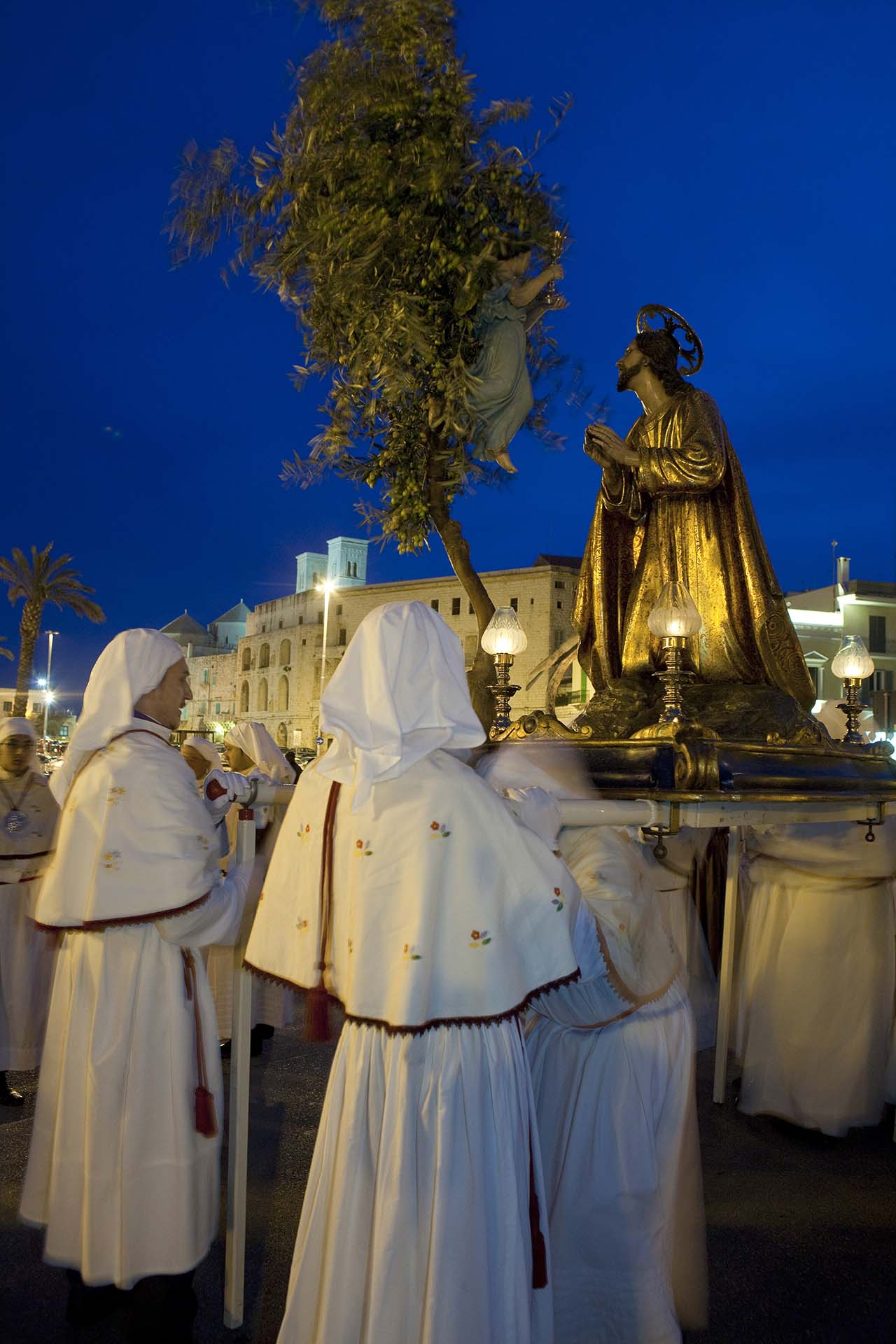 Puglia, settimana Santa, Processione del Venerdi Santo a Molfetta davanti il porto