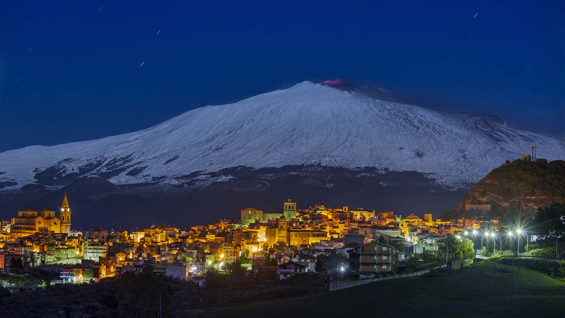 Enna, la maestosità del Vulcano Etna sovrasta sul borgo di Regalbuto