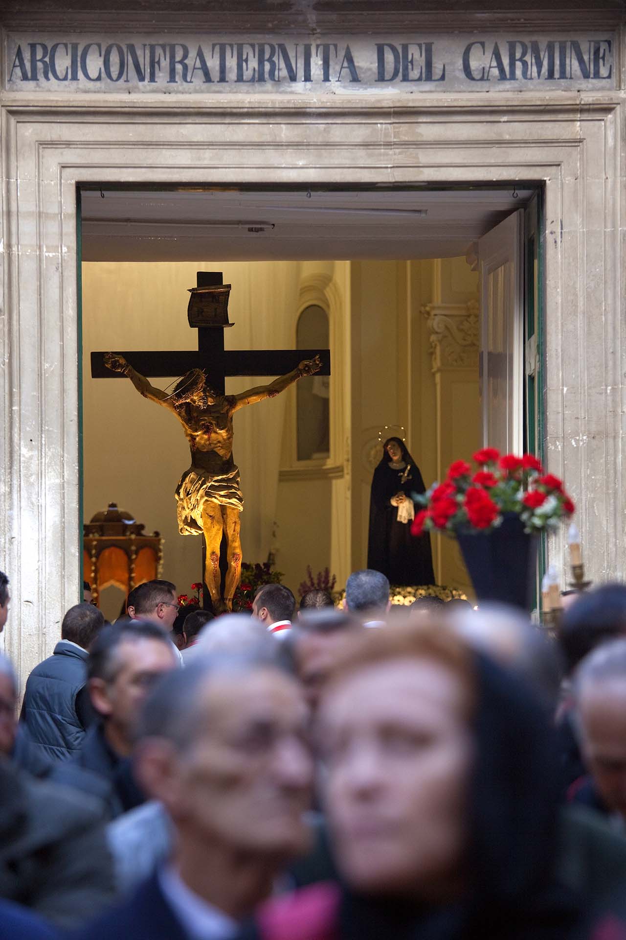 Puglia, settimana Santa, processione dei misteri il venerdi Santo a Ruvo di Puglia. Il Cristo in croce nella chiesa dell'Arciconfraternita di Maria SS. del Carmine