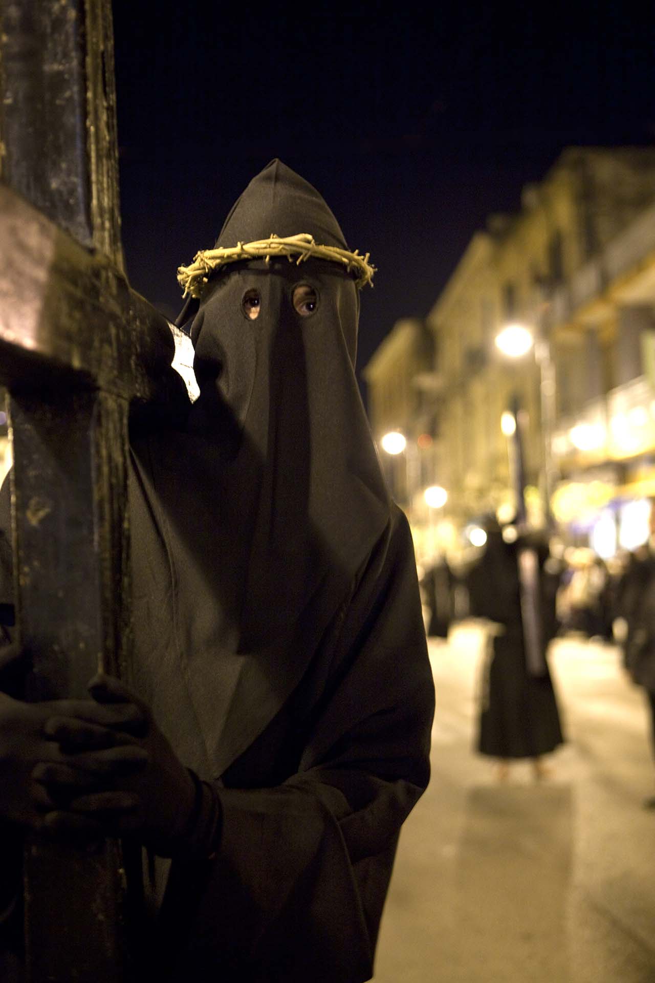 Puglia, settimana Santa, Processione dei Crociferi nelle stradine del centro storico il Venerdi Santo a Noicattaro