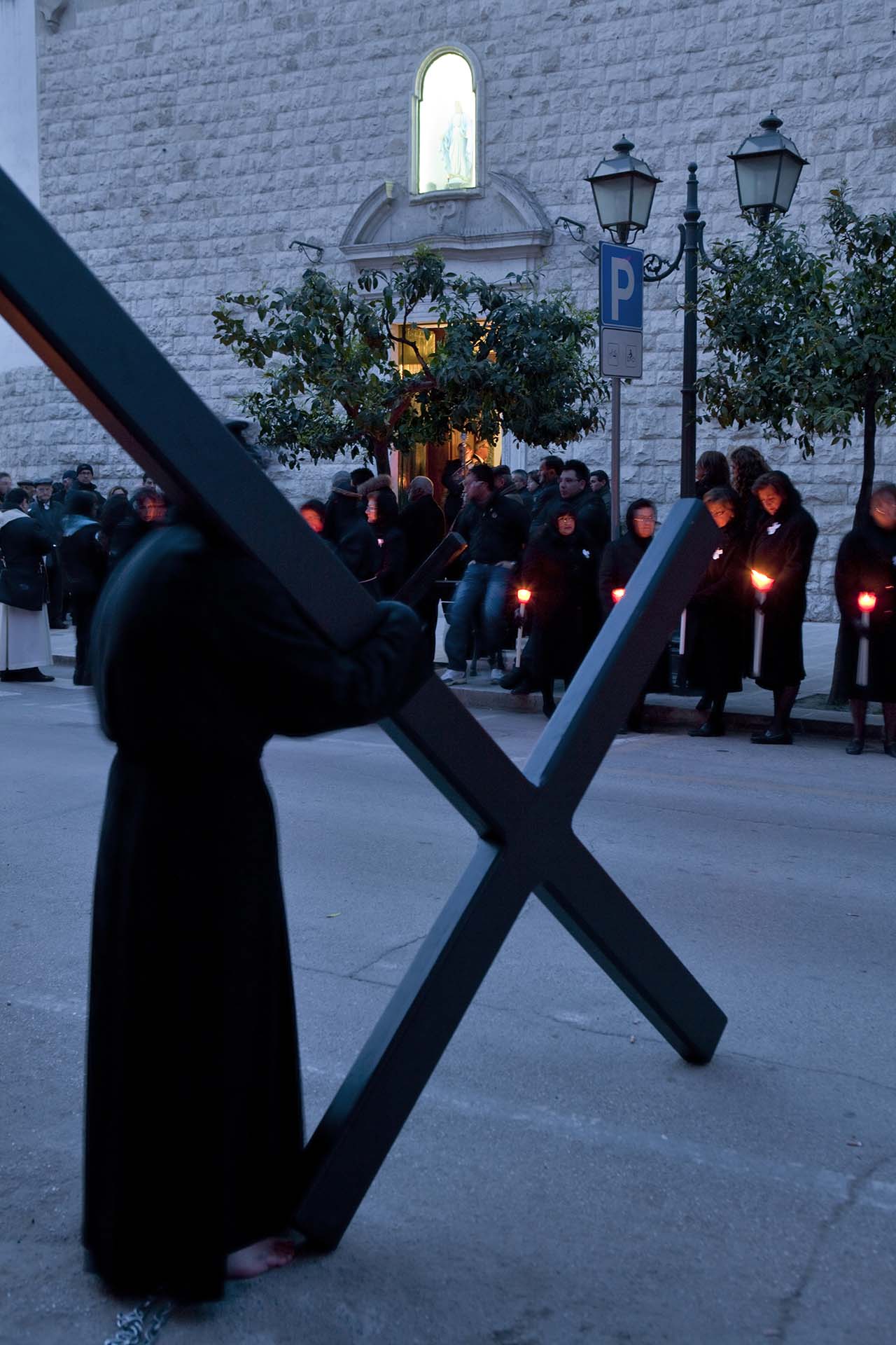 Puglia, settimana Santa, Processione dei Crociferi il giro delle chiese nel centro storico il Venerdi Santo a Noicattaro