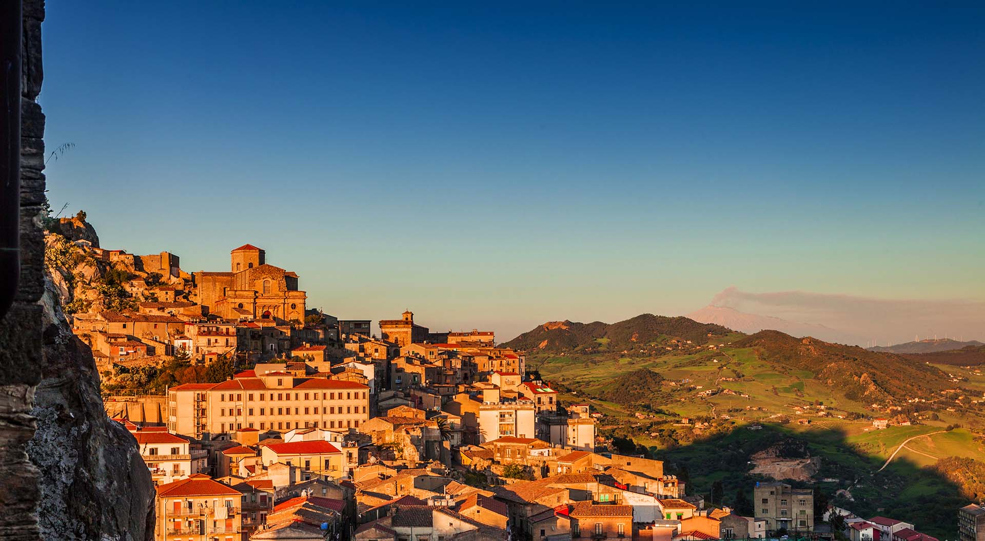 Enna, Il borgo di Nicosia e i le colline dell'Ennese che si affacciano sull'Etna