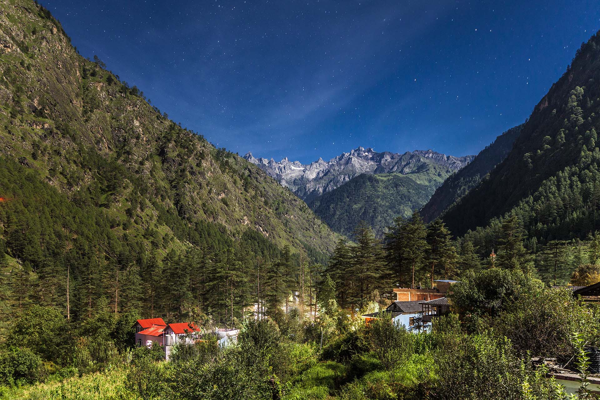 India, la valle di Kasol e le montagne Himalayane illuminati dalla luna