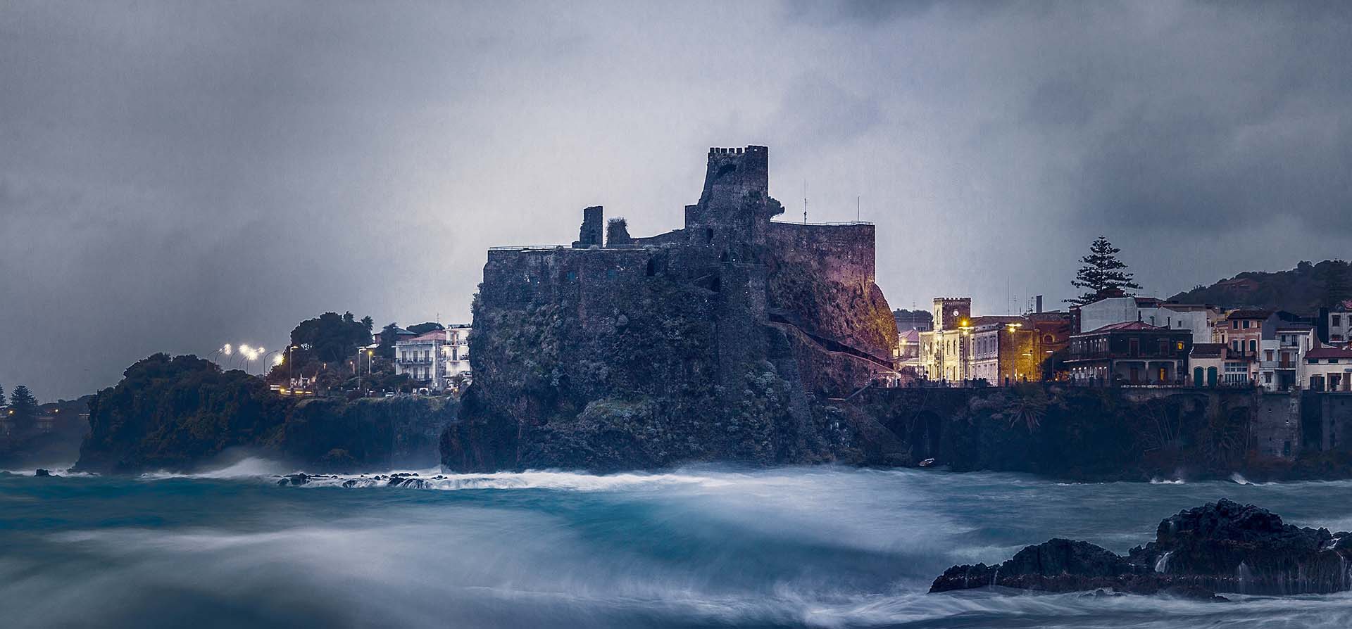 MG_5956-Etna, Riviera dei Ciclopi - Castel d'Aci e la scogliera di roccia lavica nel borgo marinaro di Aci Castello con un mare in tempesta