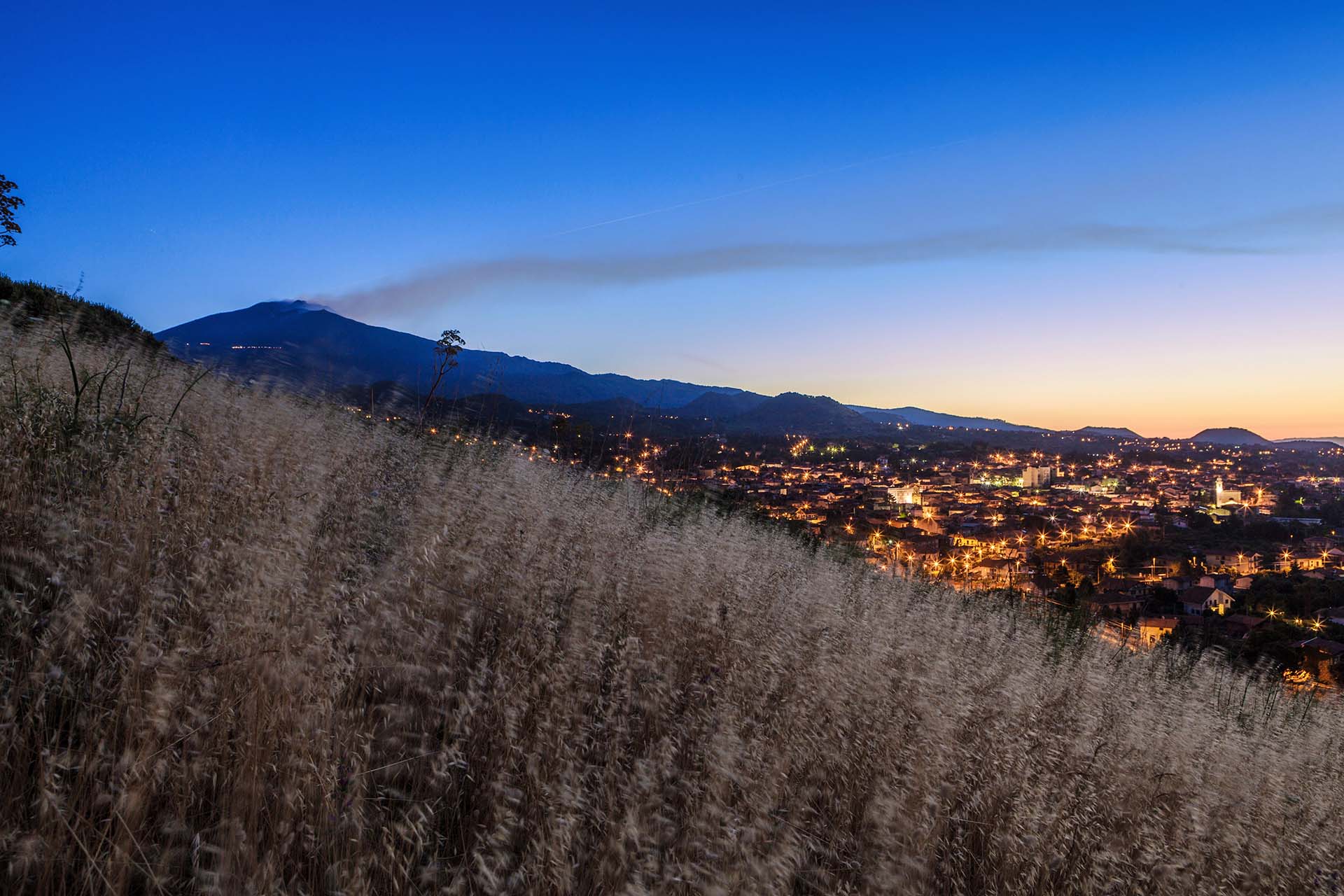 Etna vista dal cratere Monpilieri e il borgo di Nicolosi