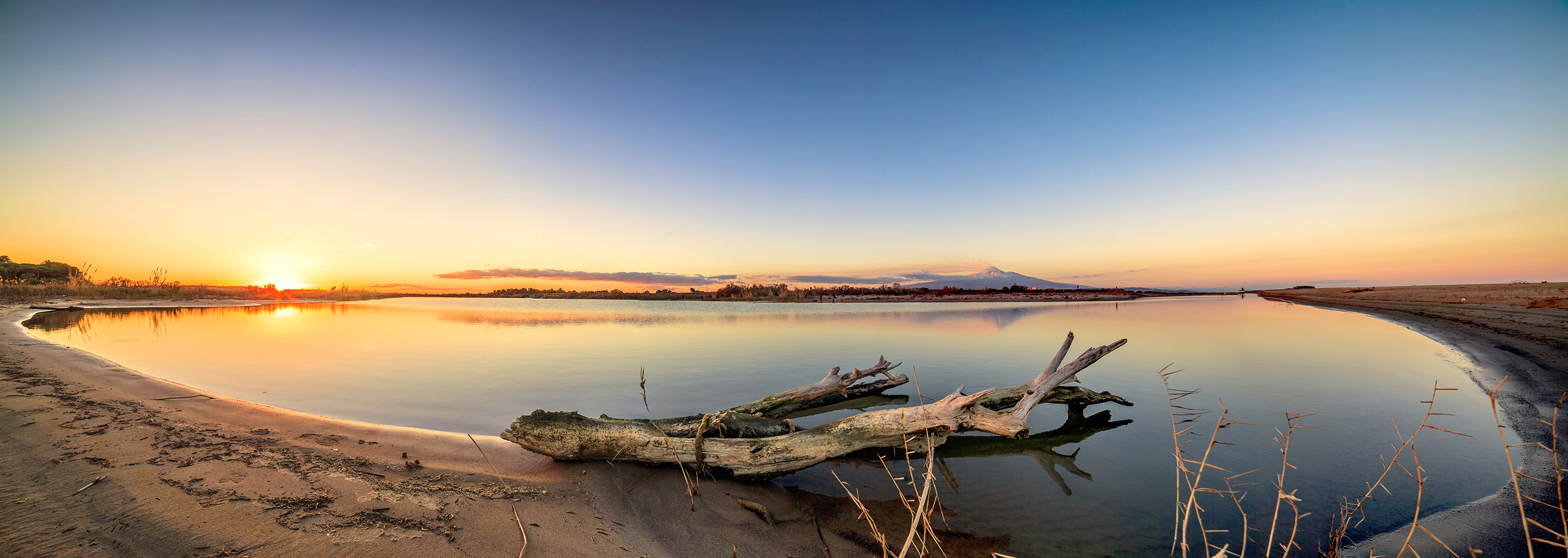 Etna, la Foce del fiume Simeto al tramonto