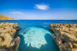 Trapani, la scogliera rocciosa e il mare trasparente di Macari