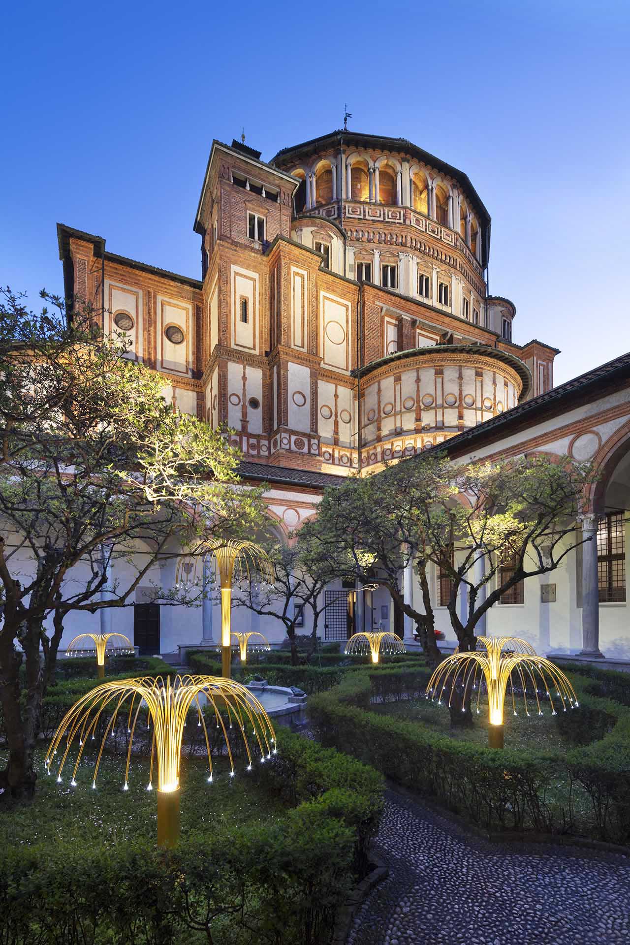 Il Chiostro delle Rane e la Chiesa di Santa Maria delle Grazie a Milano. Le lampade: Graffito di Luce è un installazione di Luca Trazzi in collaborazione con FAN Europe Lighting.
