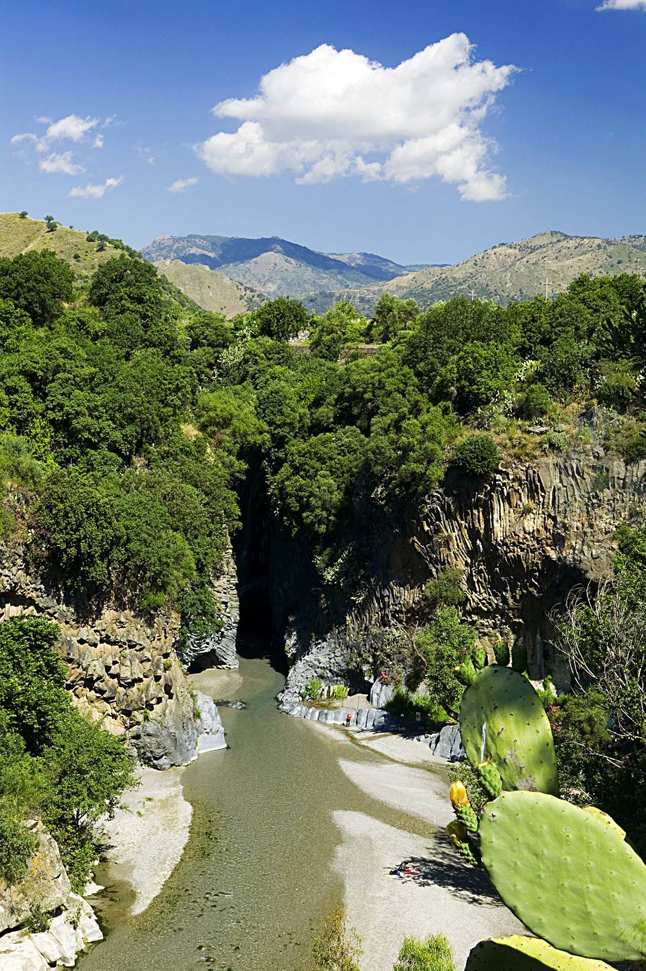 DE7U6910-Etna, le Gole dell’Alcantara o di Larderia, un’insenatura lavica tra le montagne
