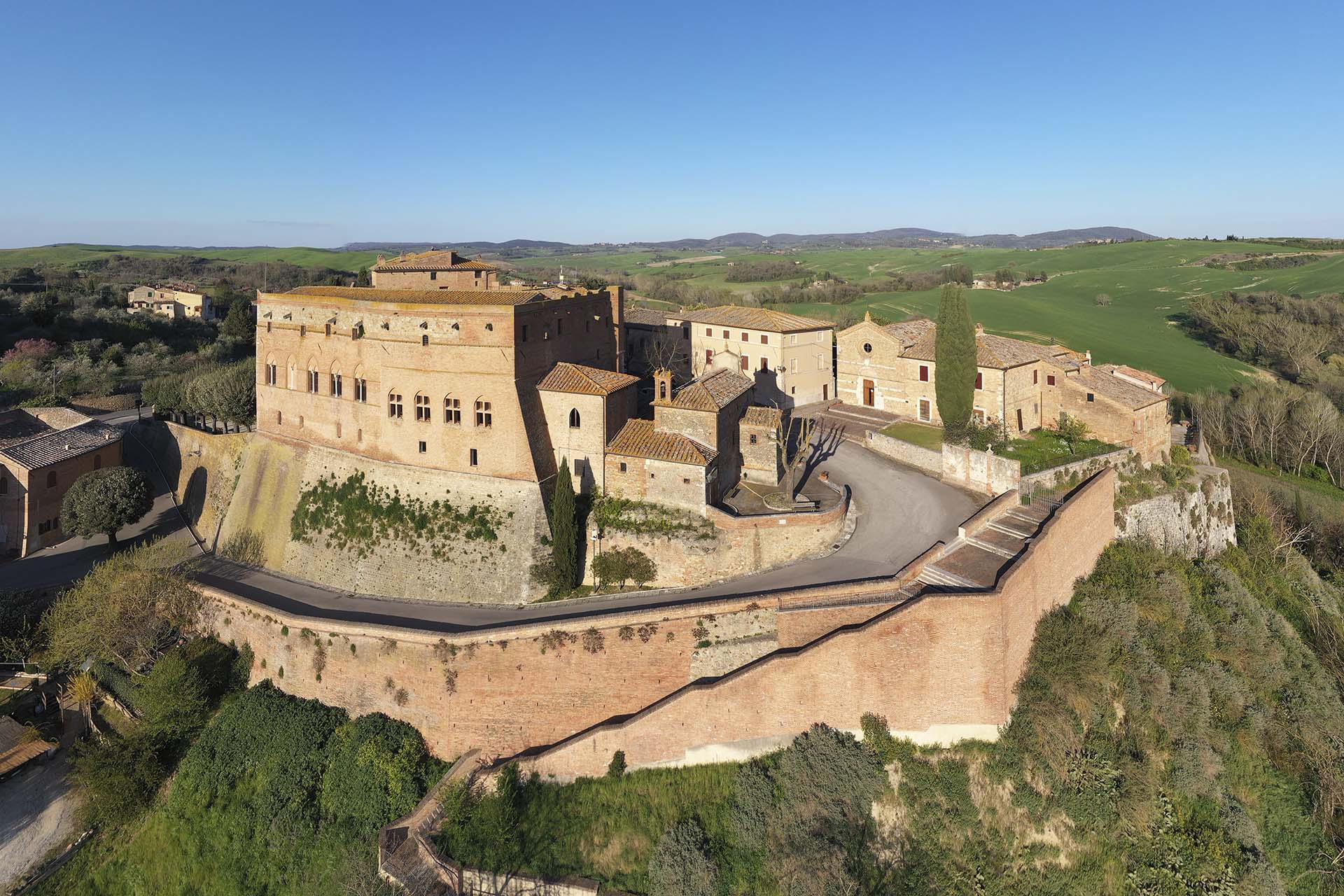 Il borgo di San Giovanni d'Asso nel cuore delle Crete Senesi.